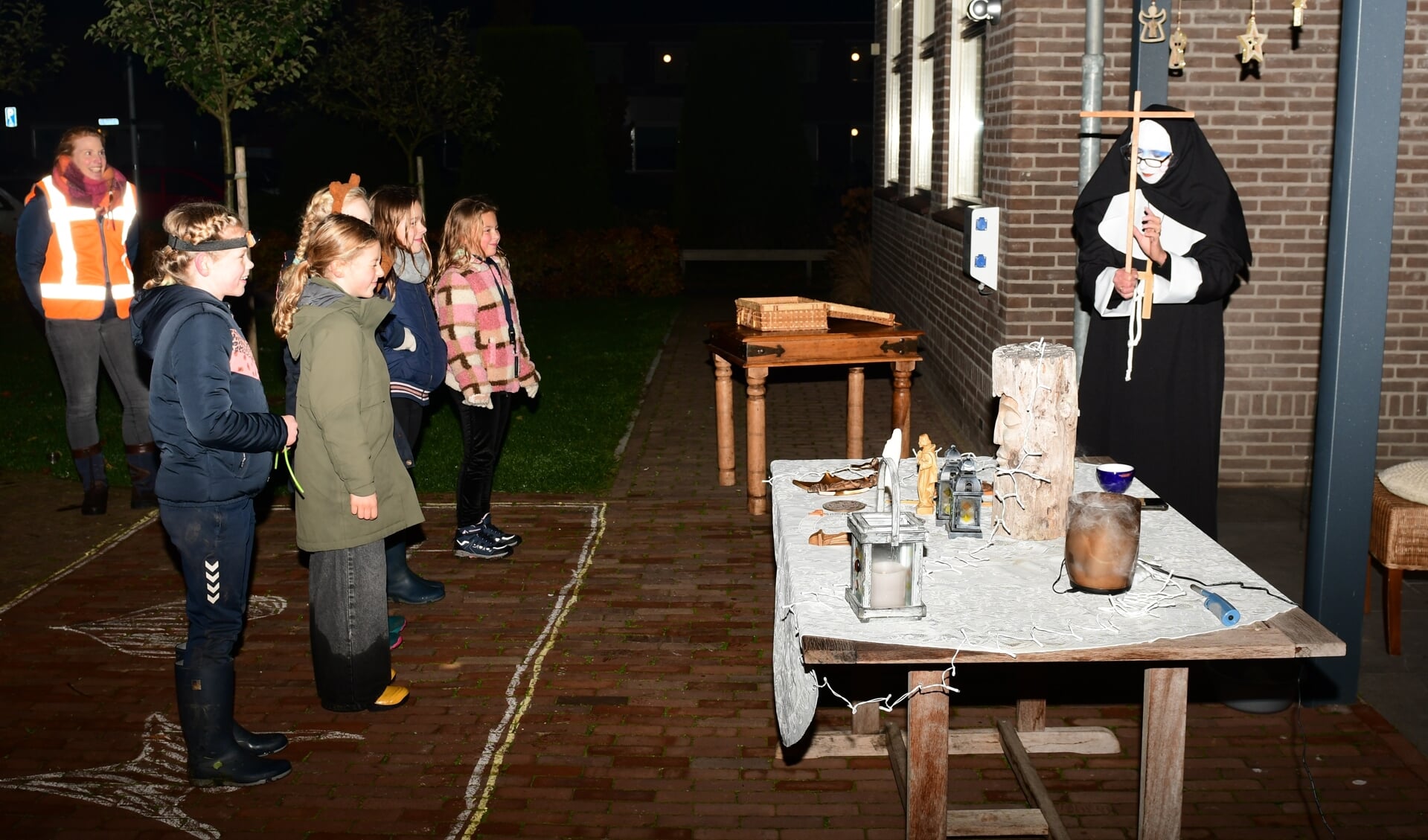 De kinderen worden gereinigd van alle spoken voor ze de Kei weer in mogen. Foto: Achterhoekfoto.nl/Paul Harmelink