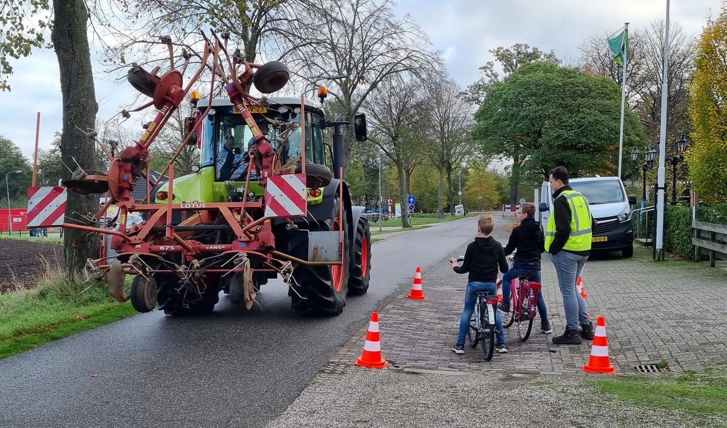 Landbouwvoertuig is net zo breed als de weg. Foto: PR