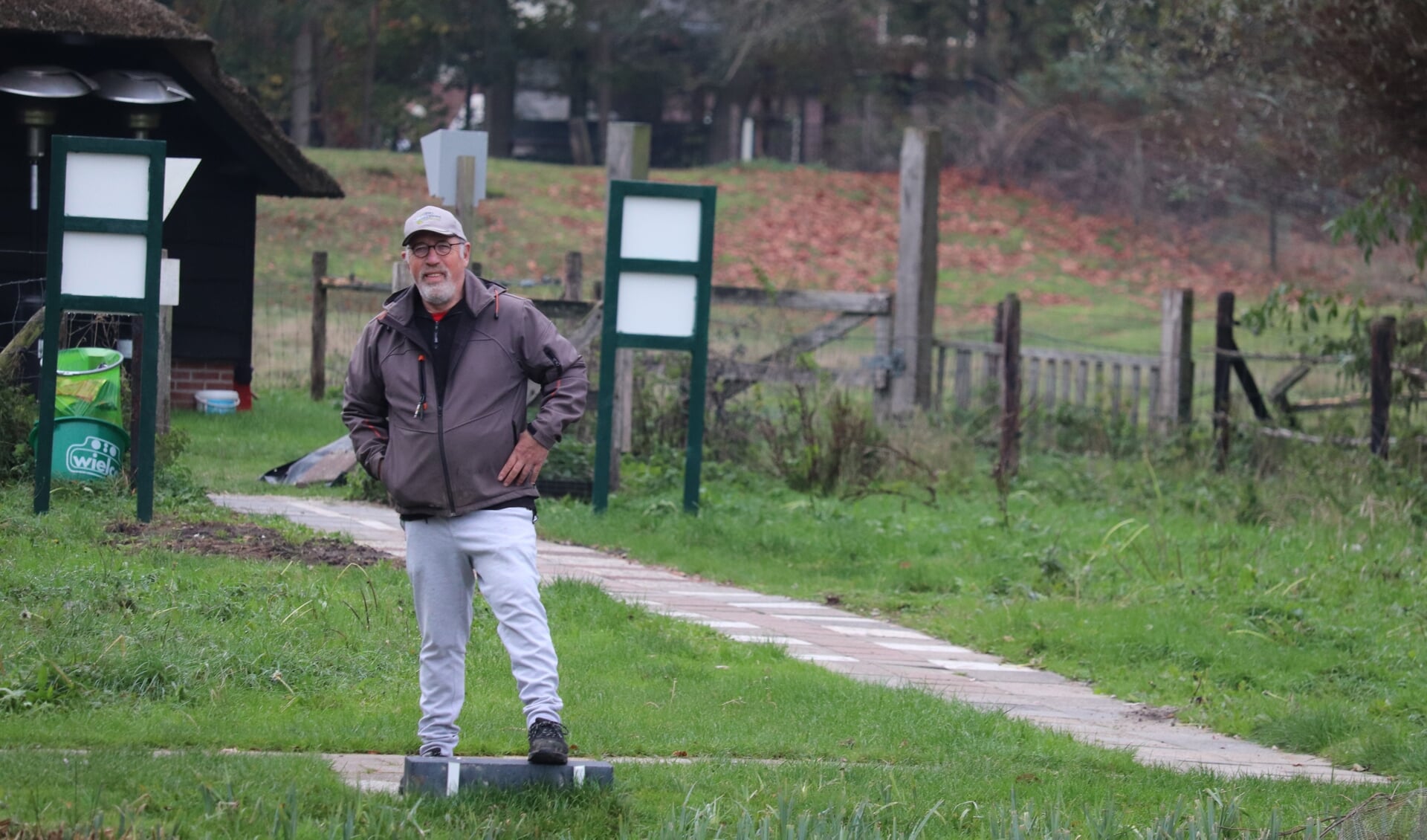 Rob Driessen op de betegelde vispelk, met de linkervoet op de stenen drempel en achter hem de betegelde toegangspad. Foto: Arjen Dieperink