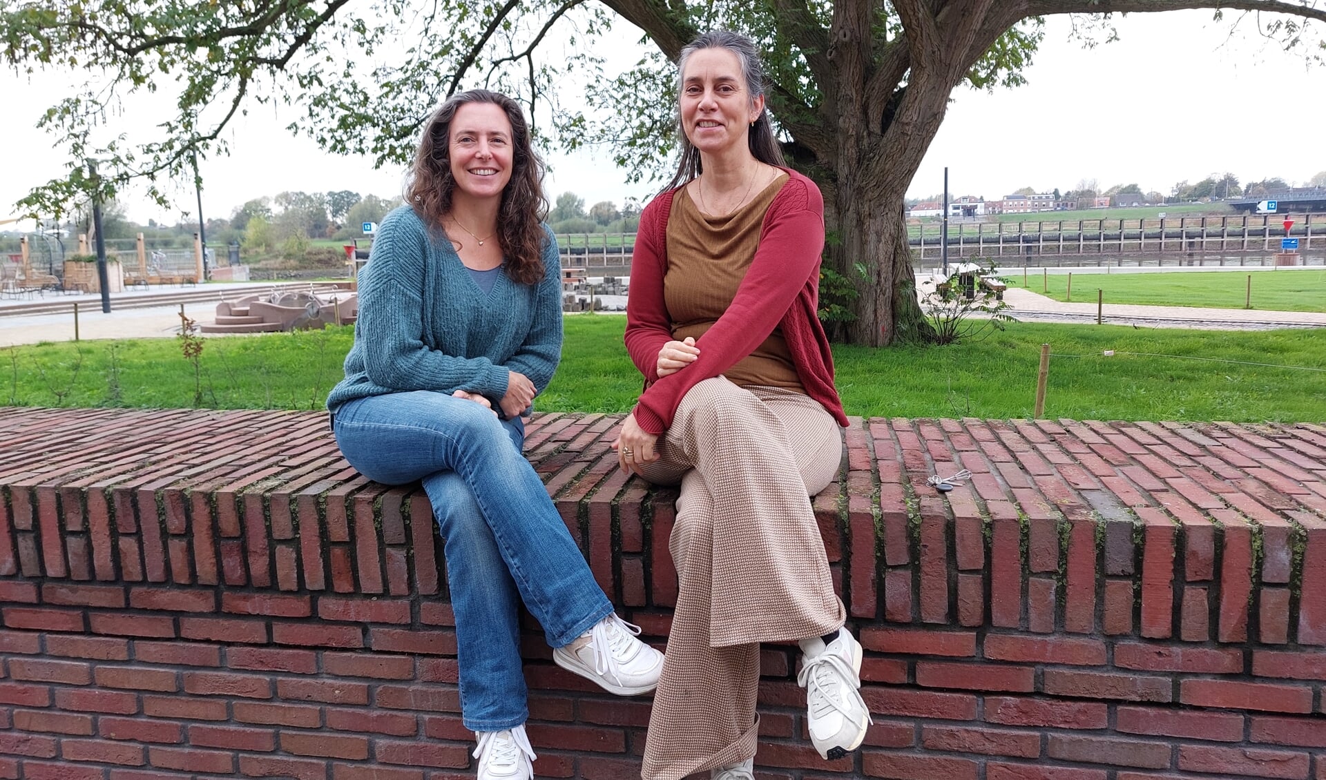 Nienke Stoop (l) en Anna van der Vlies merken dat er steeds meer erkenning komt voor holistische zorg. Foto: Meike Wesselink