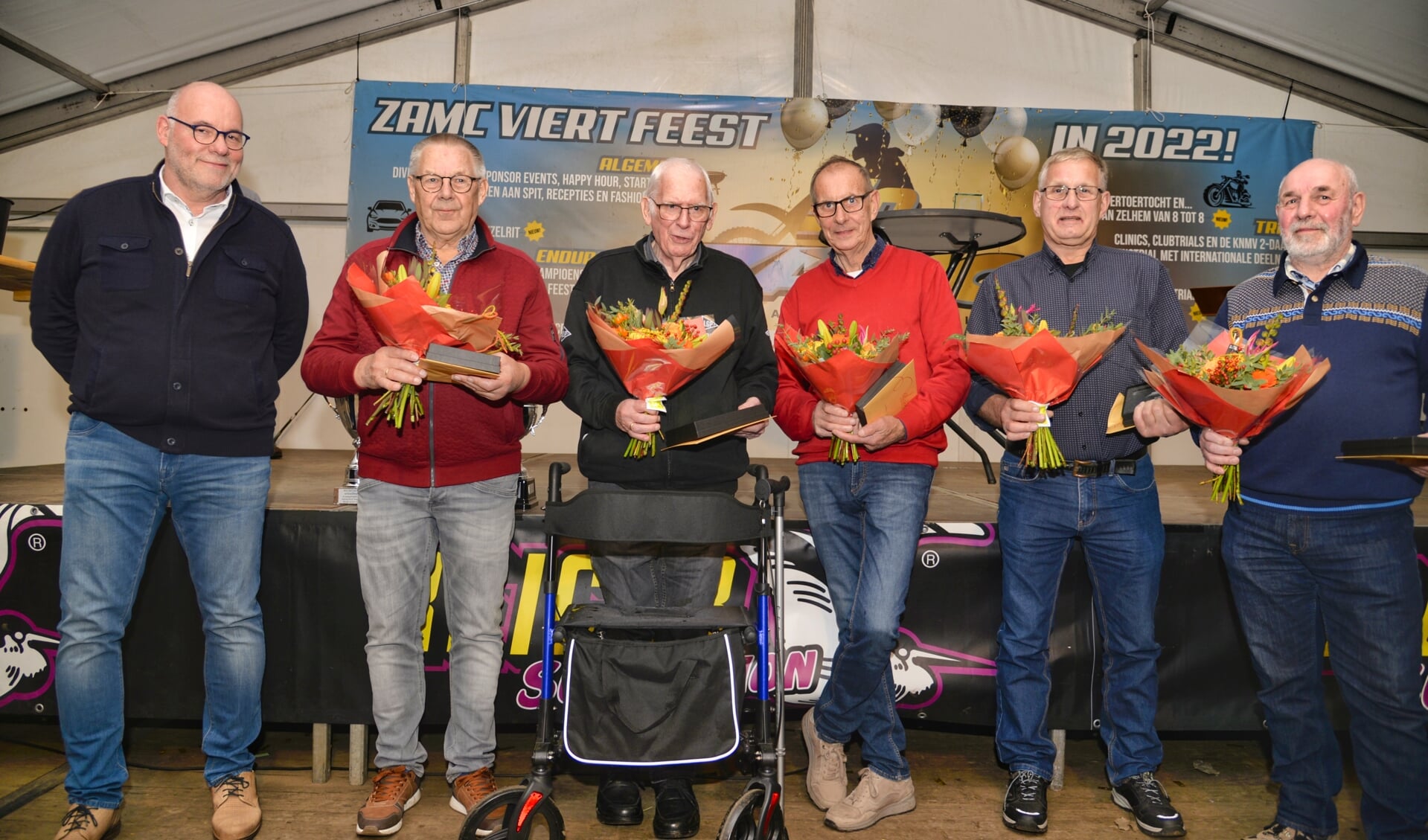 Eddy Bieleman, Jan Oosterink, Bennie Freriks, Dick Bulten en Bennie Wolsink gehuldigd met bloemen en lidmaatschap van de ZAMC. Foto: Gerrie Evers