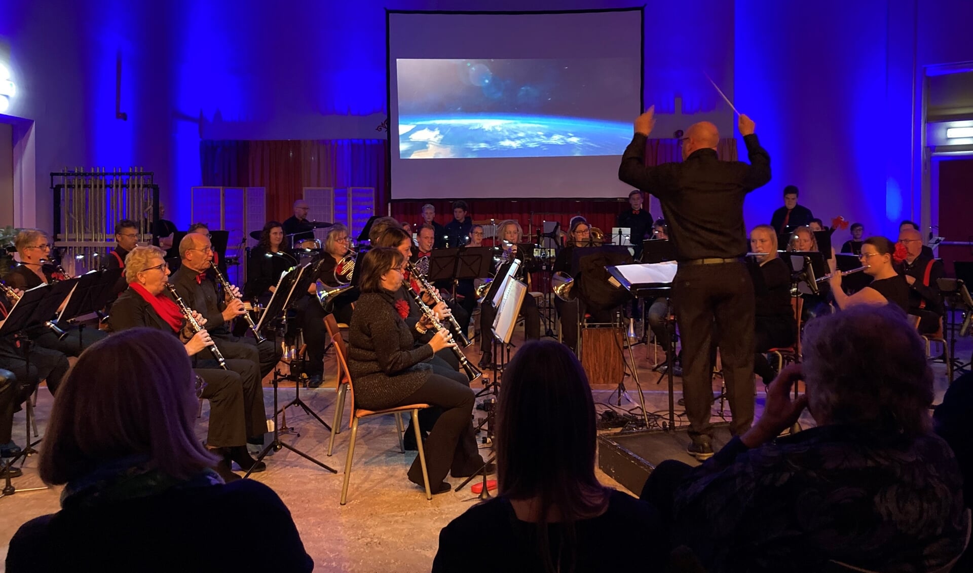 Het harmonieorkest speelde de grootste filmklassiekers met scènes uit de bijbehorende films op het witte doek. Foto: PR