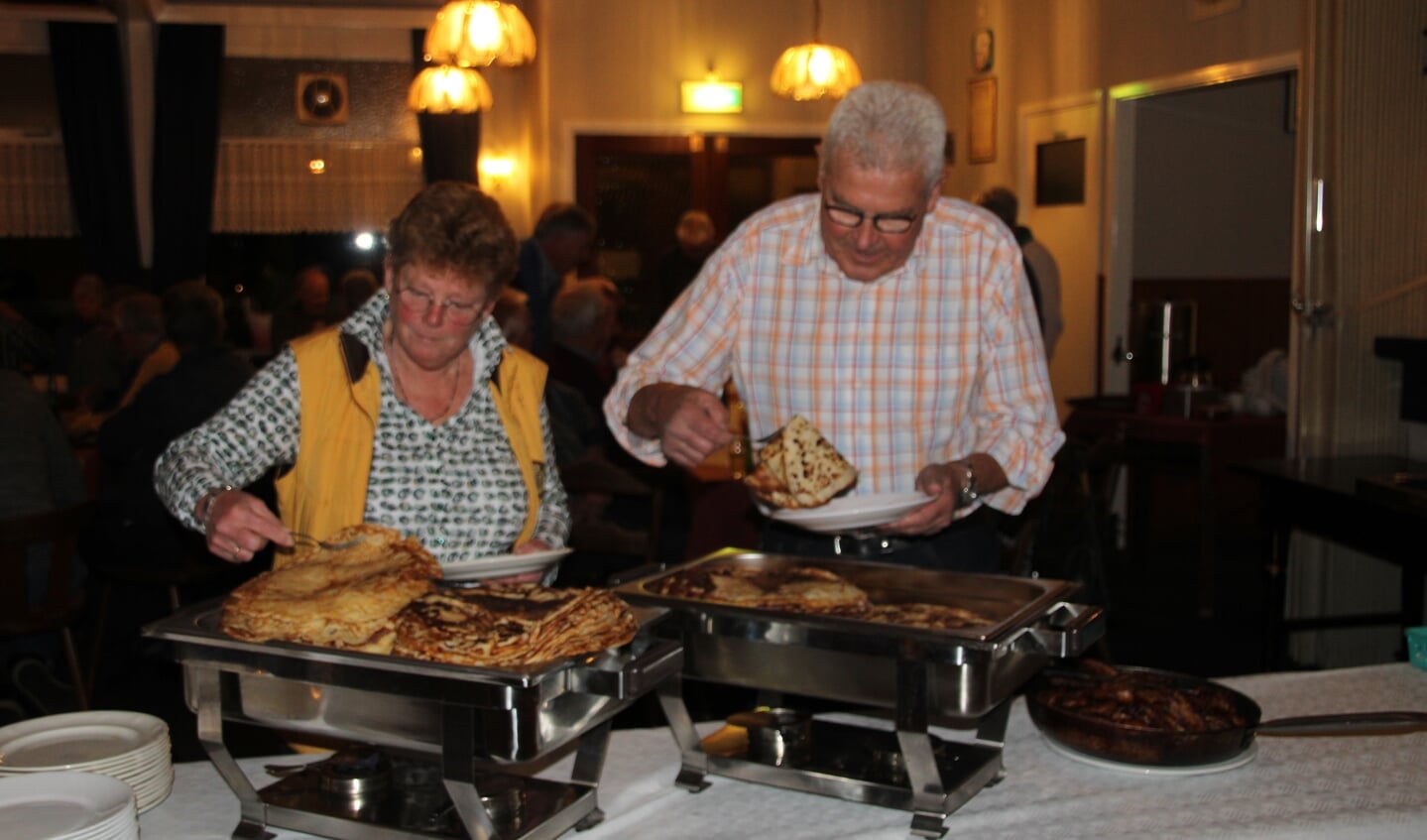 Sylvia Geerlings van de Bloemencommissie van Vereeniging Volksfeest opende het pannenkoekenbuffet samen met Jan Bent, ‘chef’ van de dahliagroep. Foto: Lydia ter Welle