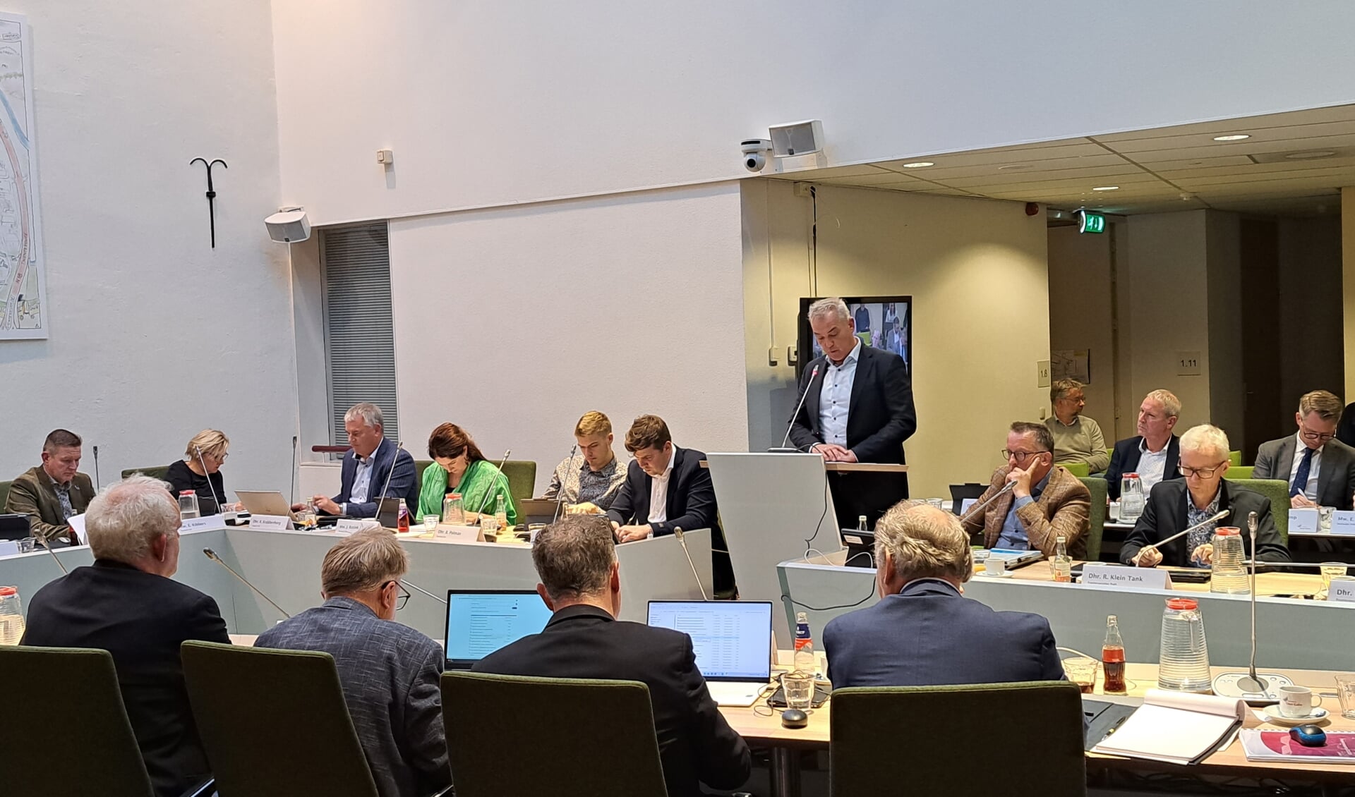 Voor wethouder Arjen Schutten is het de eerste keer dat hij als wethouder Financiën de behandeling van de begroting in de raad meemaakt. Foto: Kyra Broshuis