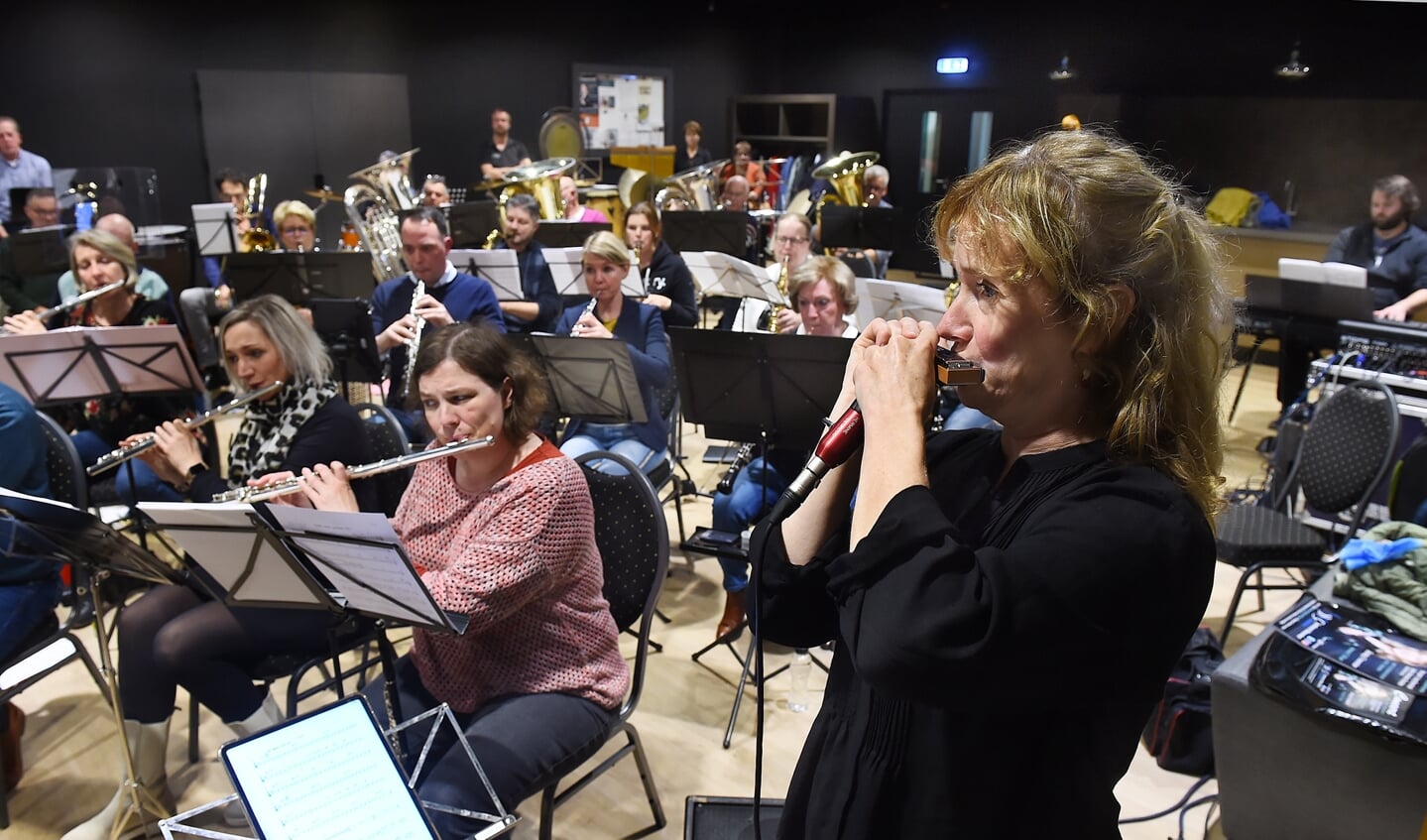 Hermine Deurloo repeteert met Symfonisch Blaasorkest Gaanderen. Foto: Roel Kleinpenning