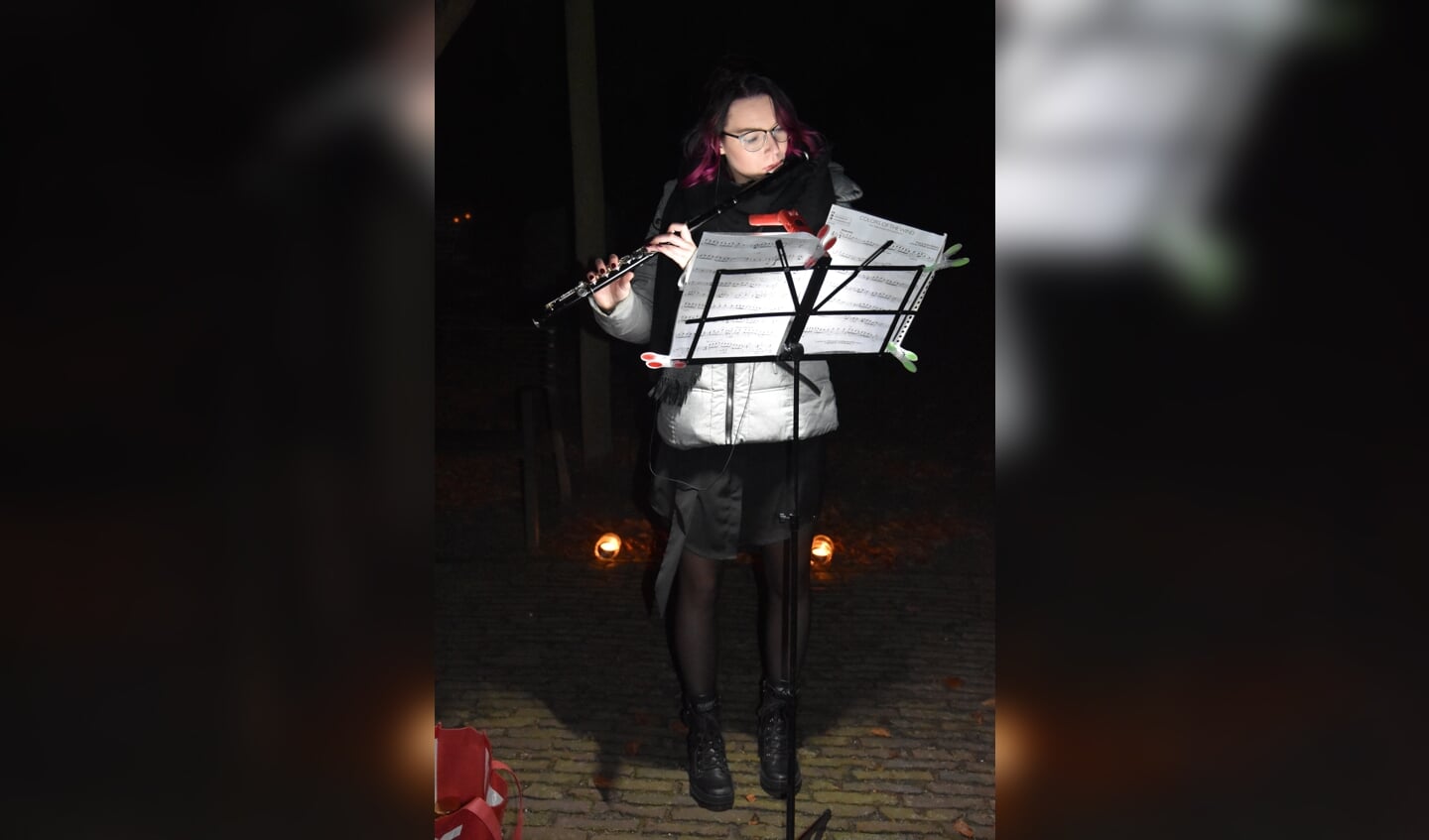 Dwarsfluitiste Sharon Visschers zal een muziekstuk ten gehore brengen tijdens Wereldlichtjesdag. Foto: Jeffrey van Londen