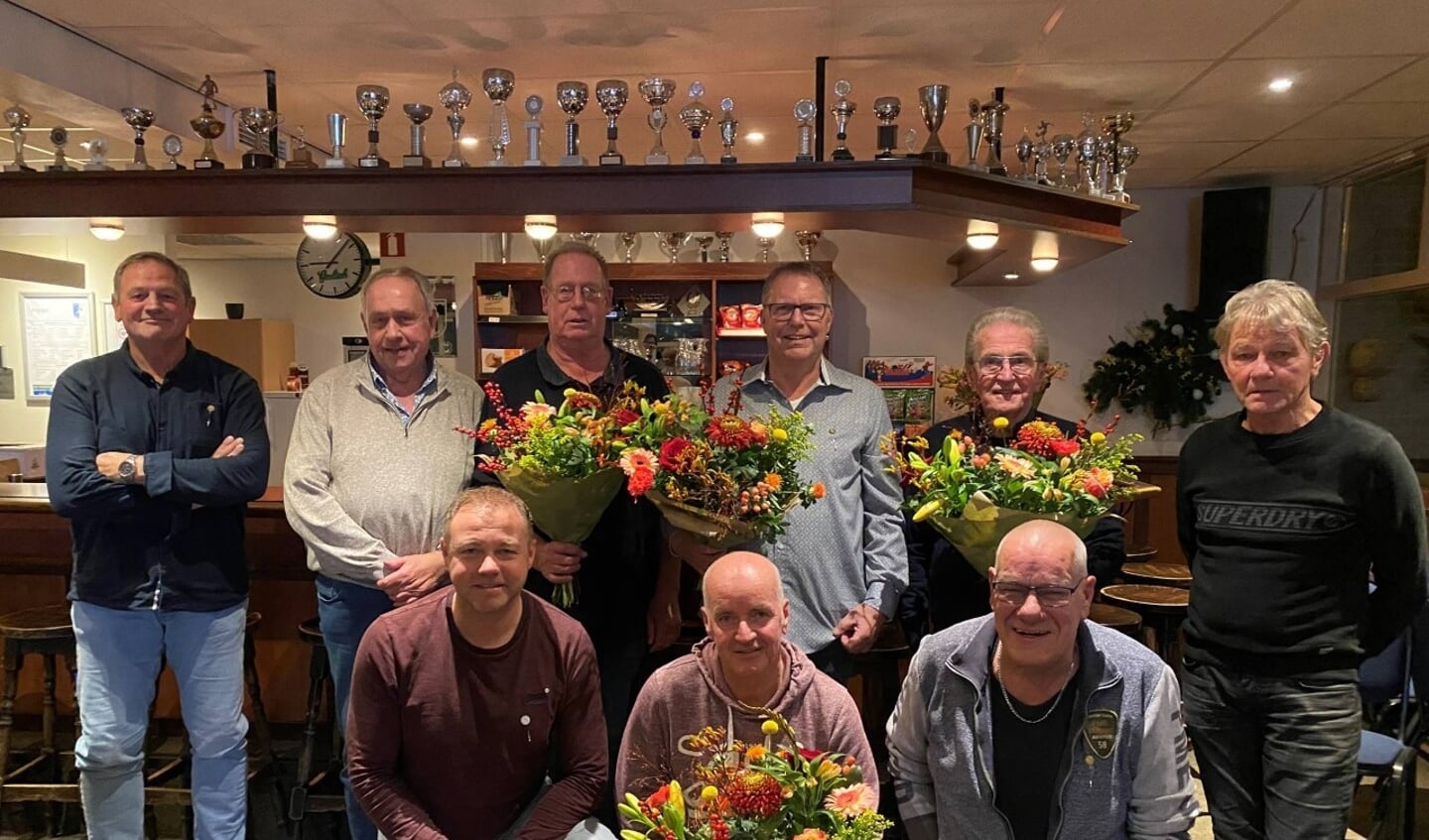 De leden die in de bloemen werden gezet. Foto: PR