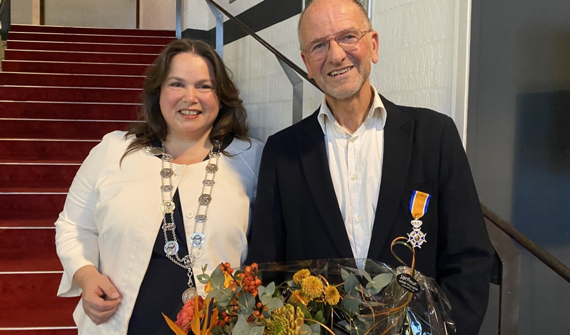 Locoburgemeester Elvira Schepers reikte de onderscheiding uit. Foto: PR Gemeente Winterswijk 