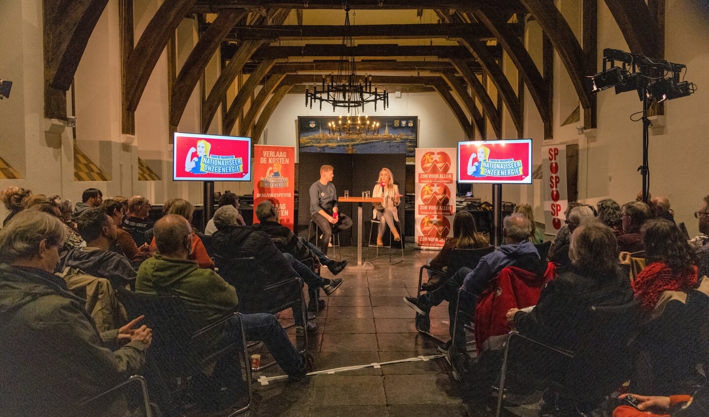 Nils Müller en Lilian Marijnissen tijdens de bijeenkomst in de Burgerzaal. Foto: Anouk Pross