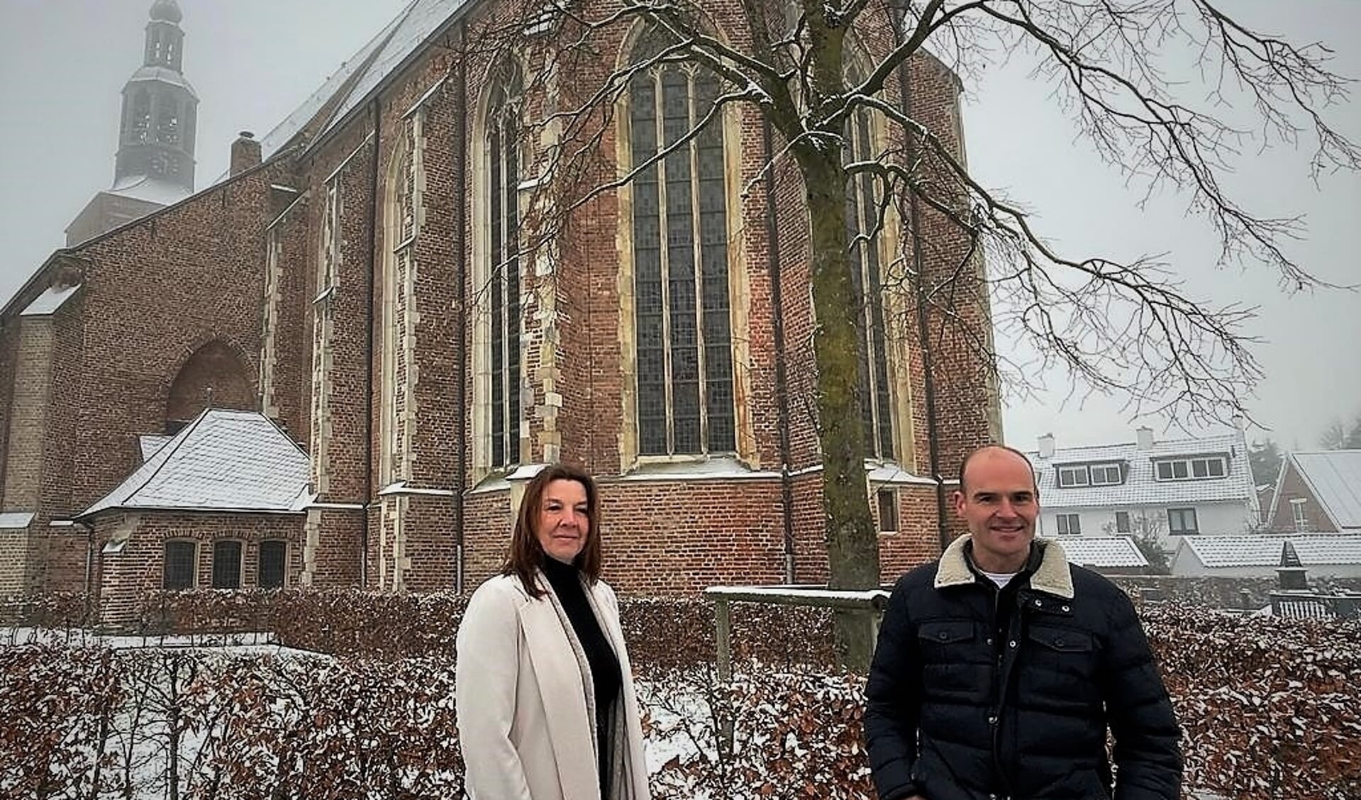 Links de nieuwe museumdirecteur Daphne Maas en rechts coördinator Koen Klein Tuente met de Oude Calixtus Kerk op de achtergrond. Foto: PR