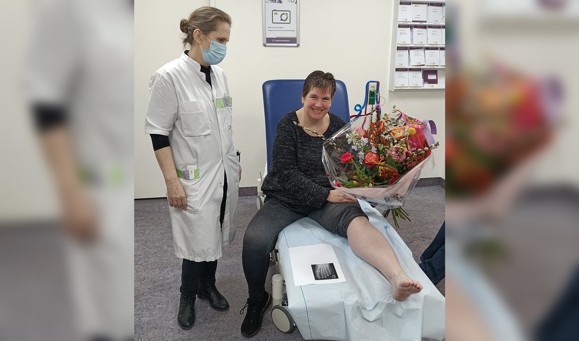 De 13.000e patiënt van 2022 op de SEH ontving een bloemetje om haar op te fleuren. . Foto: PR SKB