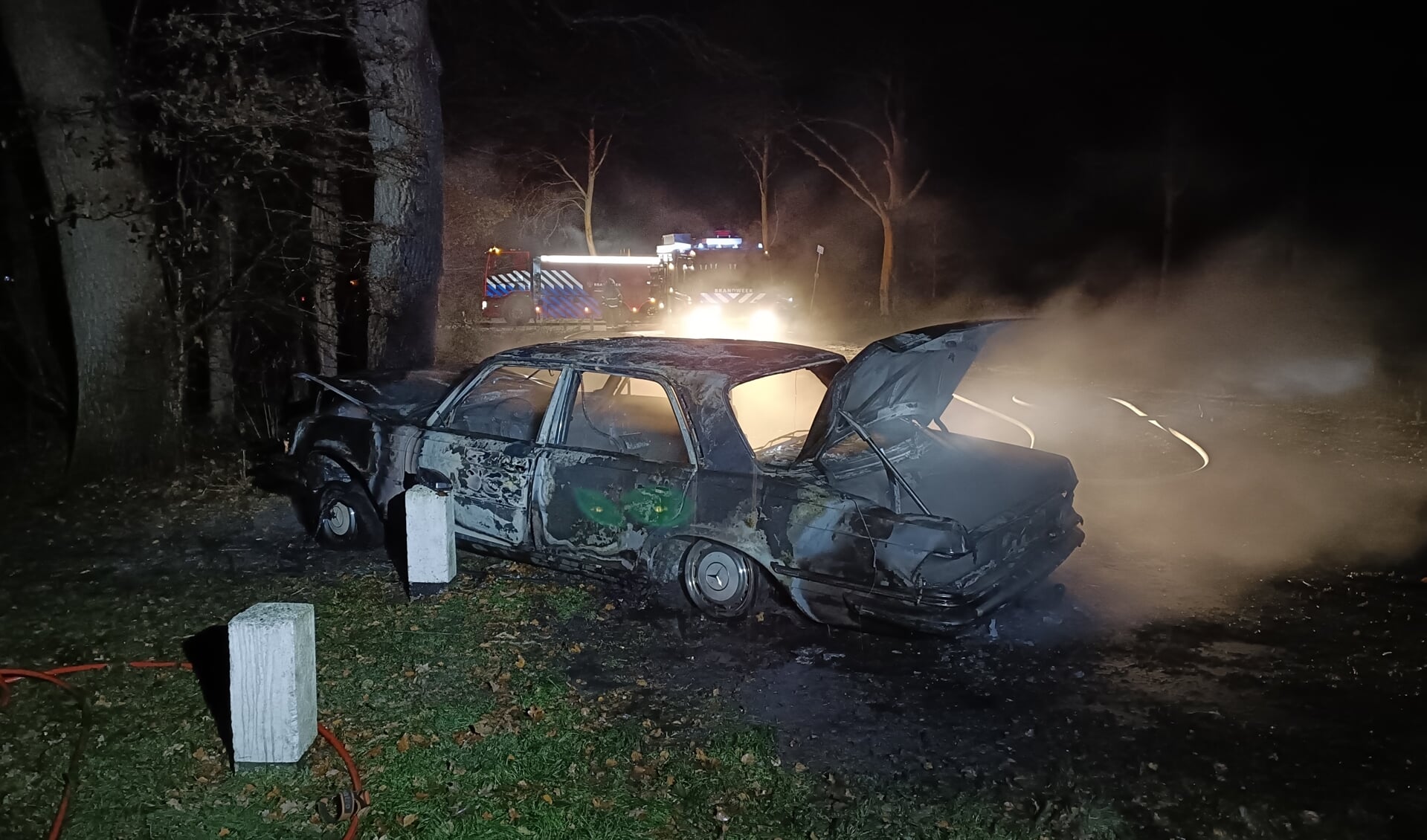 Een Mercedes oldtimer vloog in brand en botste tegen een boom op de Rammelbroeksweg. Foto: News United