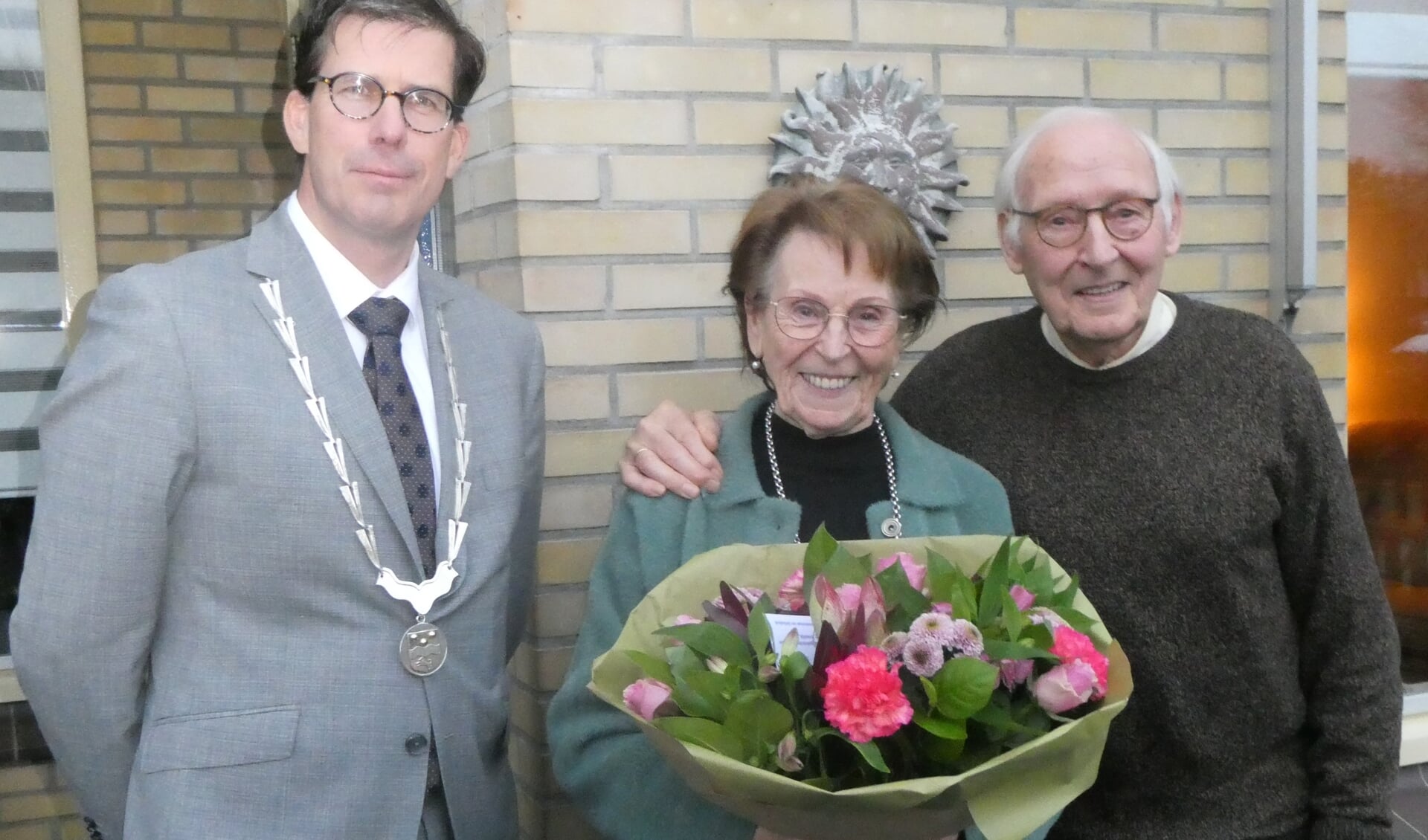 Het jubilerende paar Hans en Tiny Burgering werd door de burgemeester gefeliciteerd. Foto: Jan Hendriksen