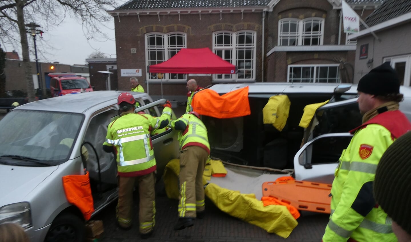 De vrijwilligers van de Ruurlose brandweer demonstreerden hoe men een auto na een ongeval 'los'knipt'. Foto: Jan Hendriksen 