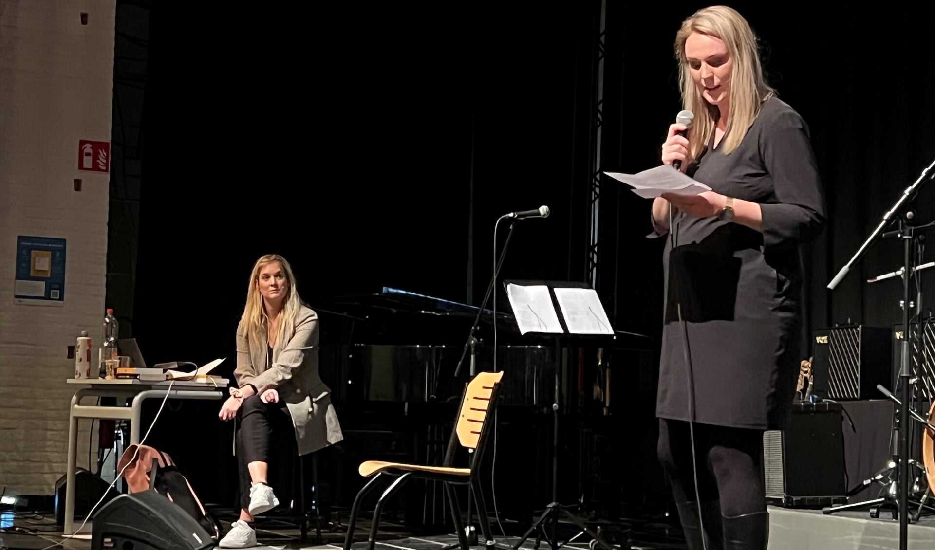 Wethouder Ellen Dusseldorp opent de avond met op de achtergrond Francien Regelink. Foto: PR Bibliotheek Oost-Achterhoek