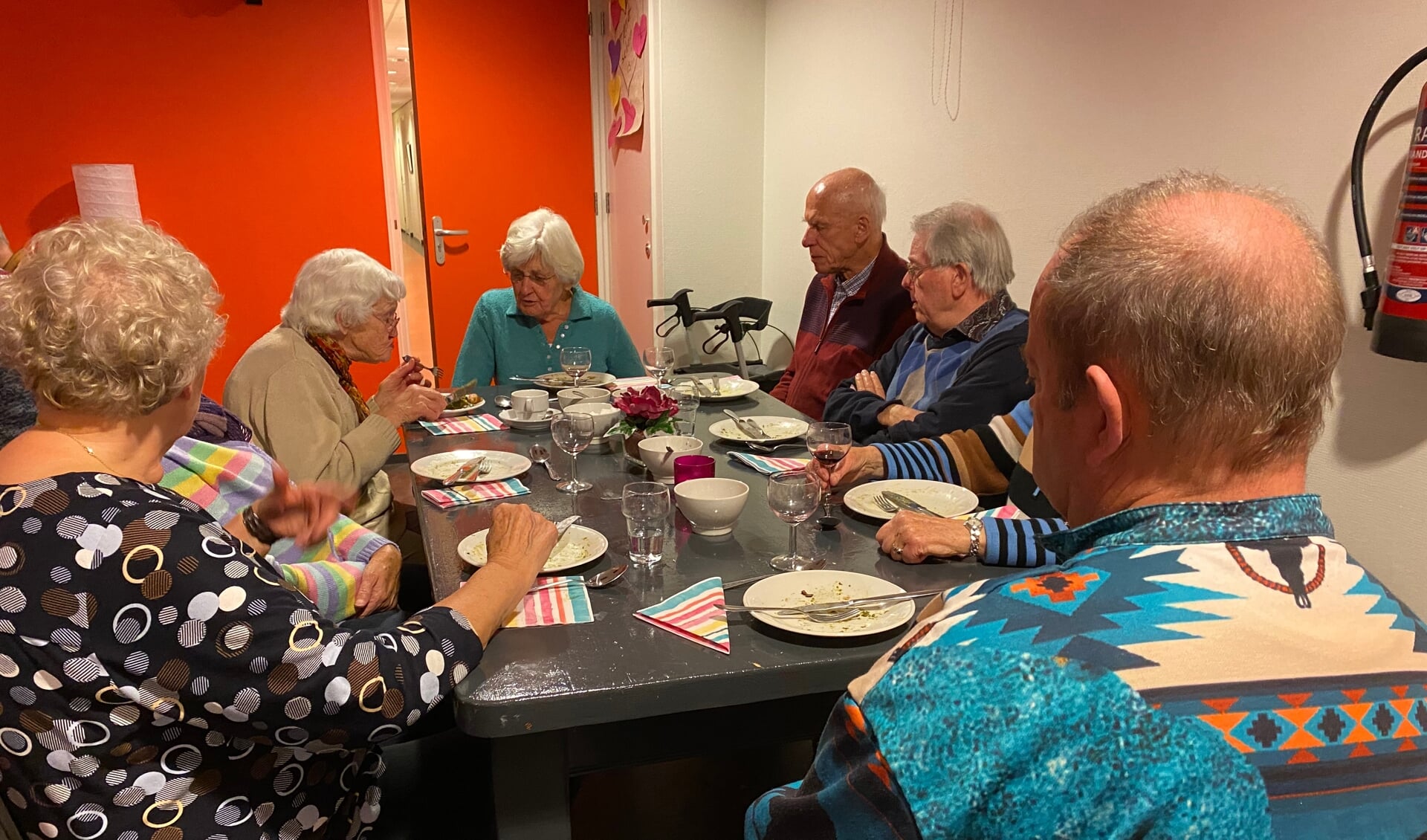 Iedereen - oud en jong - die het gezellig vindt om samen te kletsen en te eten is welkom bij Het Brede Dak in De Sprankel. Foto: PR