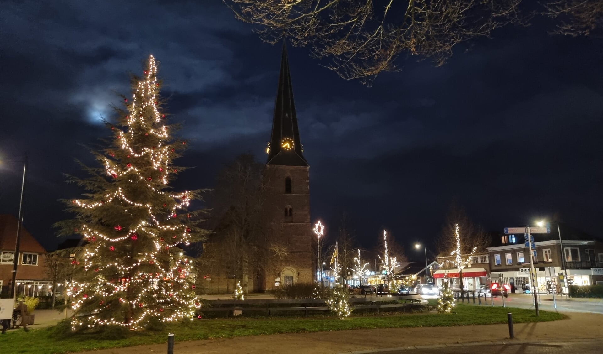 De echte kerstboom met versiering van de heer Polman staat in het centrum van Vorden. Foto: Karin Krijt-Garritsen