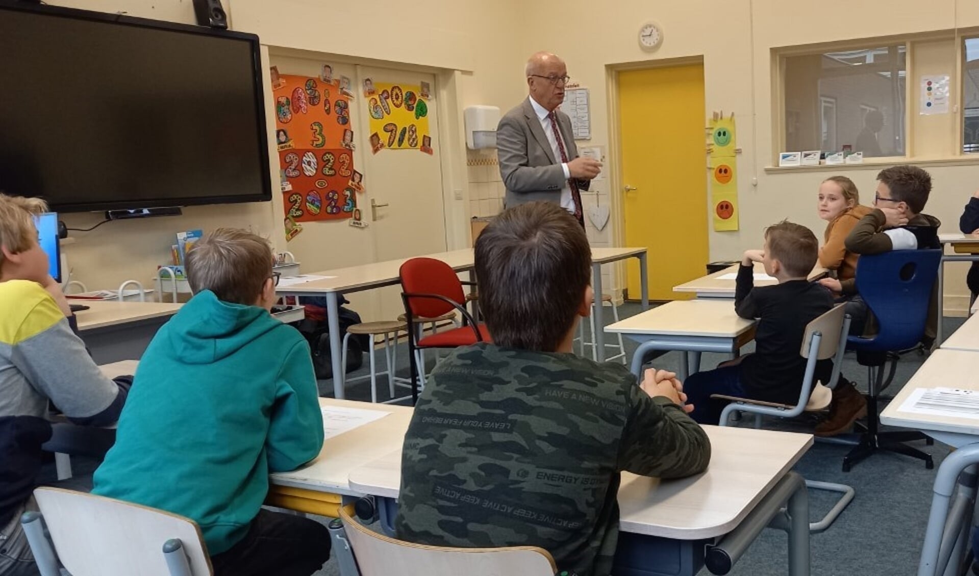 Burgemeester Harry de Vries te gast bij St. Jozefschool Azewijn. Foto: PR