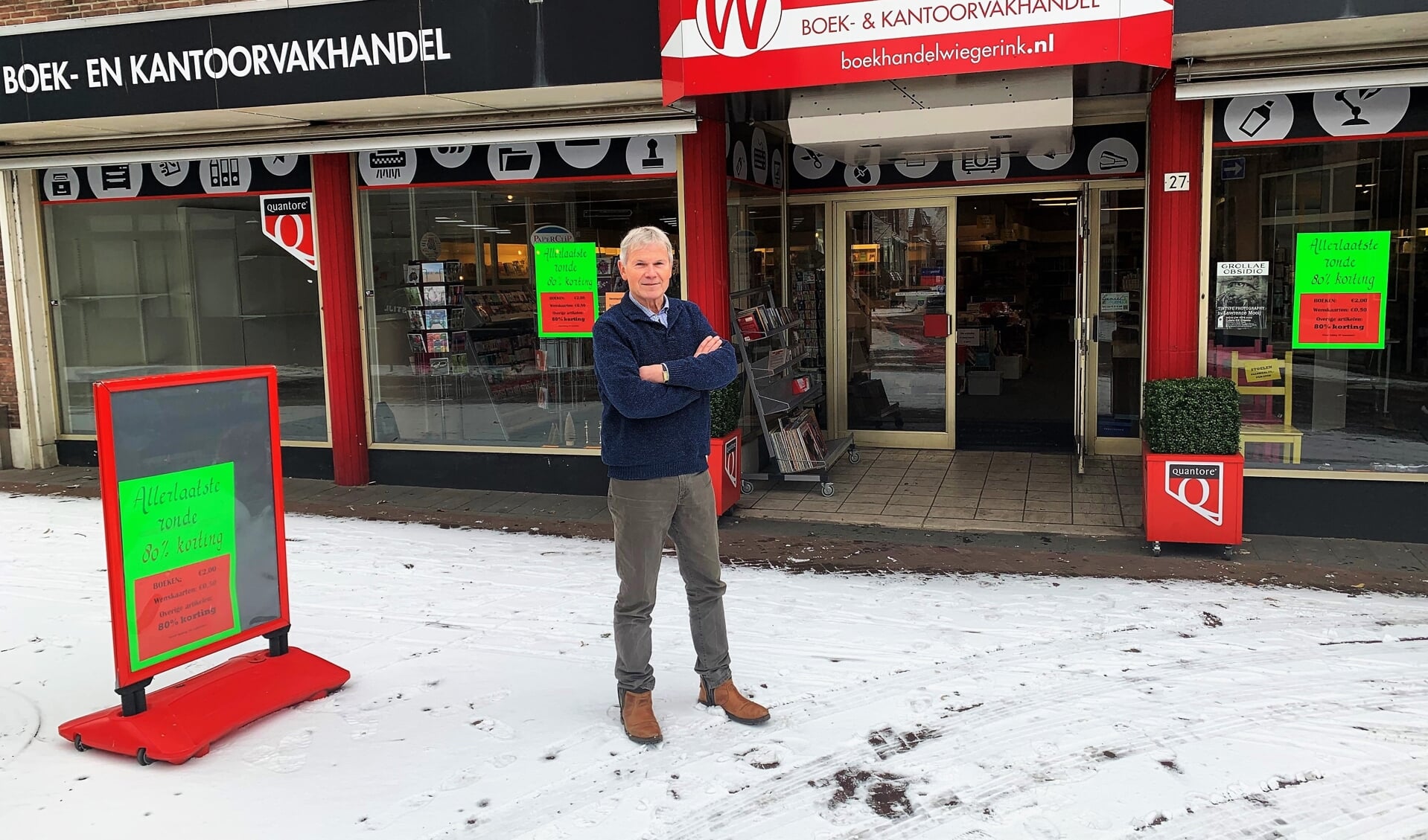 Cor van der Donk, staand voor het winkelpand, dat verkocht is aan Pfeifer BV. Foto: Theo Huijskes