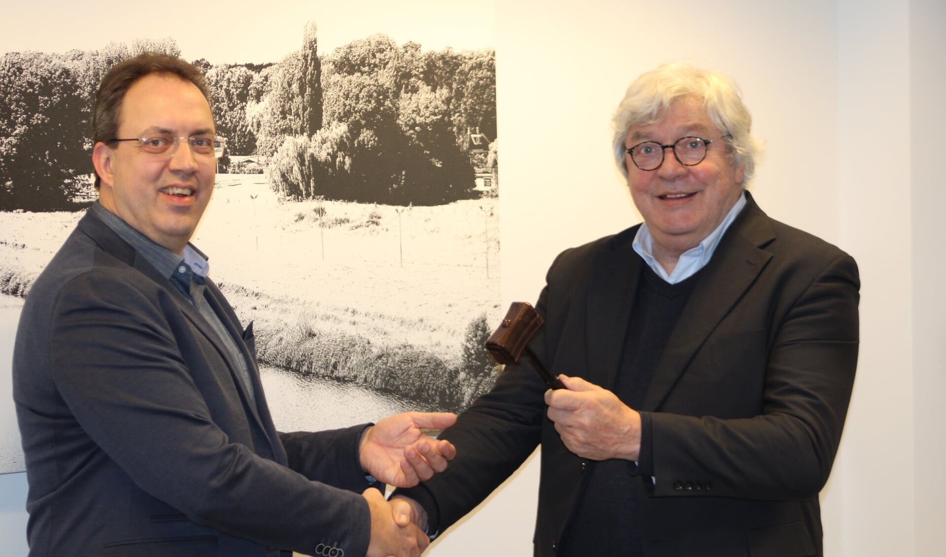 Han Pelgrom (r.) draagt het fractievoorzitterschap over aan Marcel Westerink. Foto: Gemeentebelangen Bronckhorst