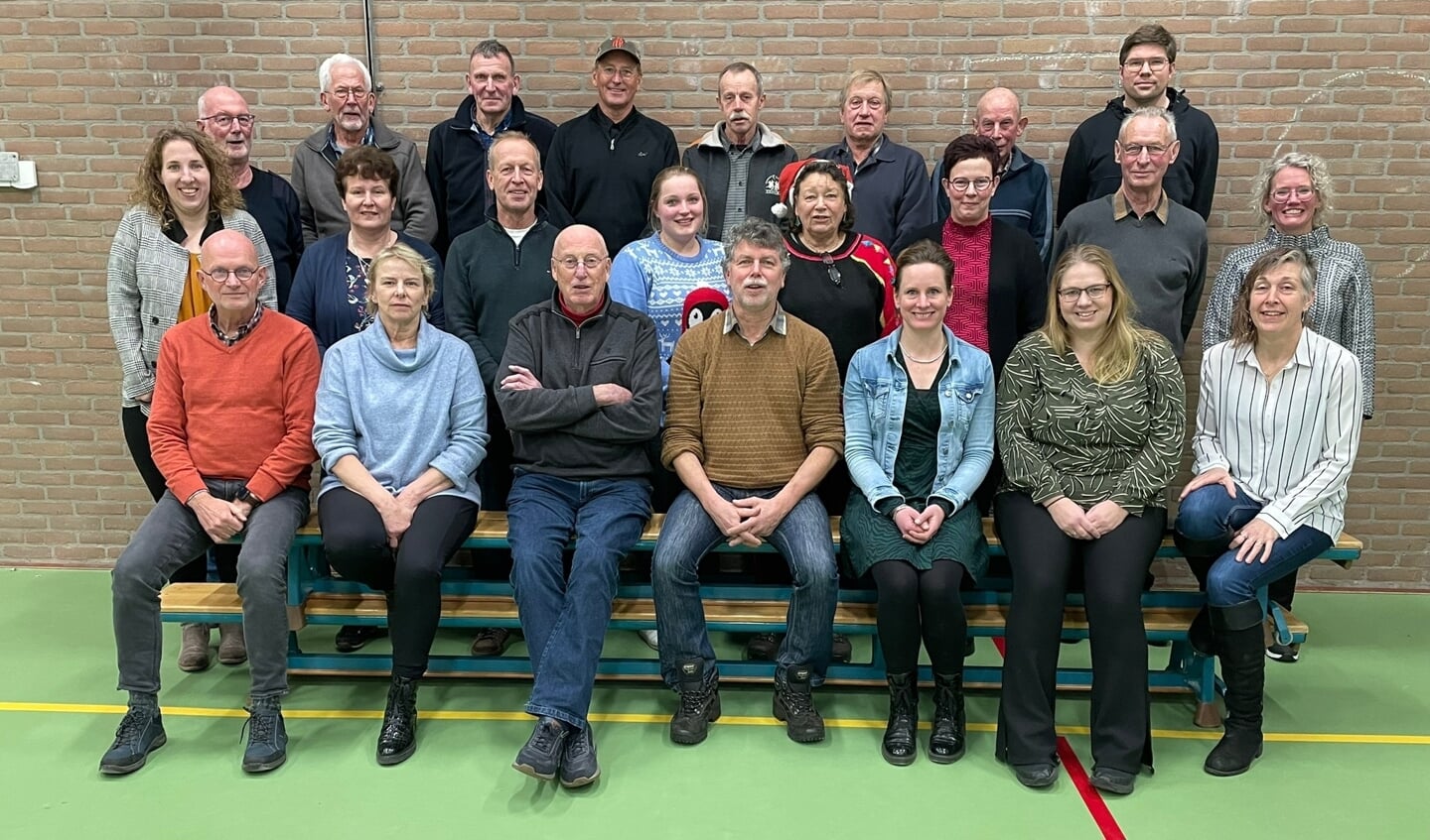 Leden van Volleybalvereniging V.IJ.V bijeen voor het 40-jarig jubileum. Foto: Odette Regelink