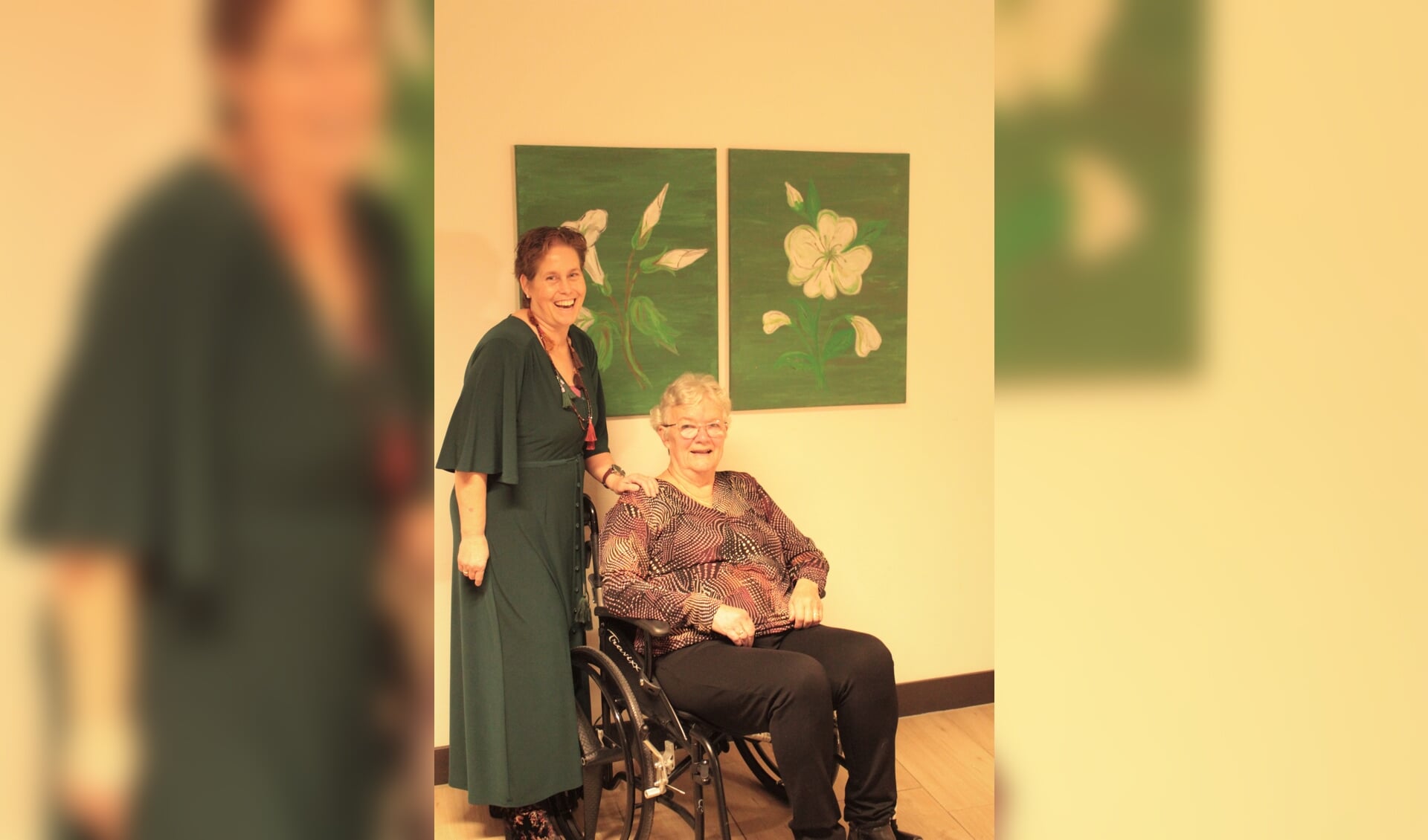Grietje en Heleen Weenk voor een aantal van haar schilderijen. Foto: PR