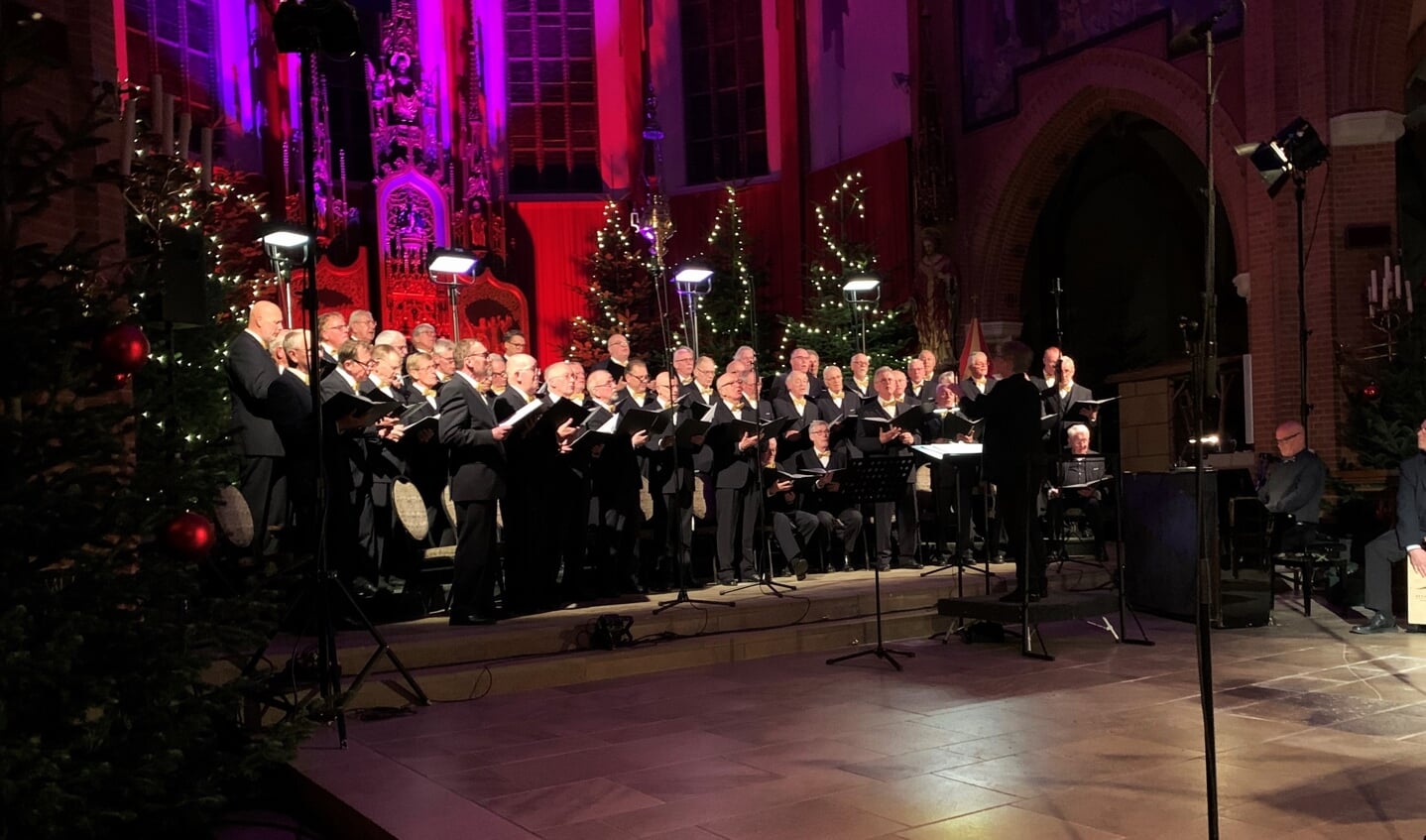 De jubilerende zangvereniging Inter Nos tijdens het Jubileum Kerstconcert. Foto: Theo Huijskes
