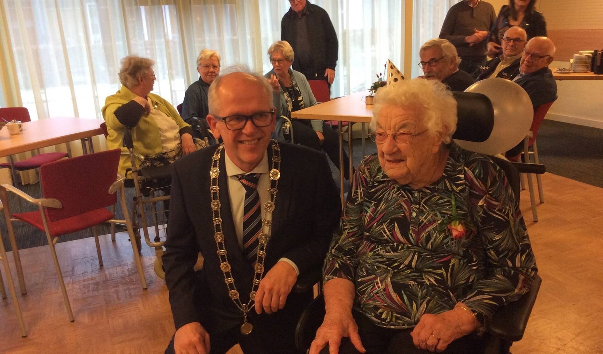 Anna werd 100 jaar en kreg bezoek van locoburgemeester Wim Wassink. Foto: Eigen foto