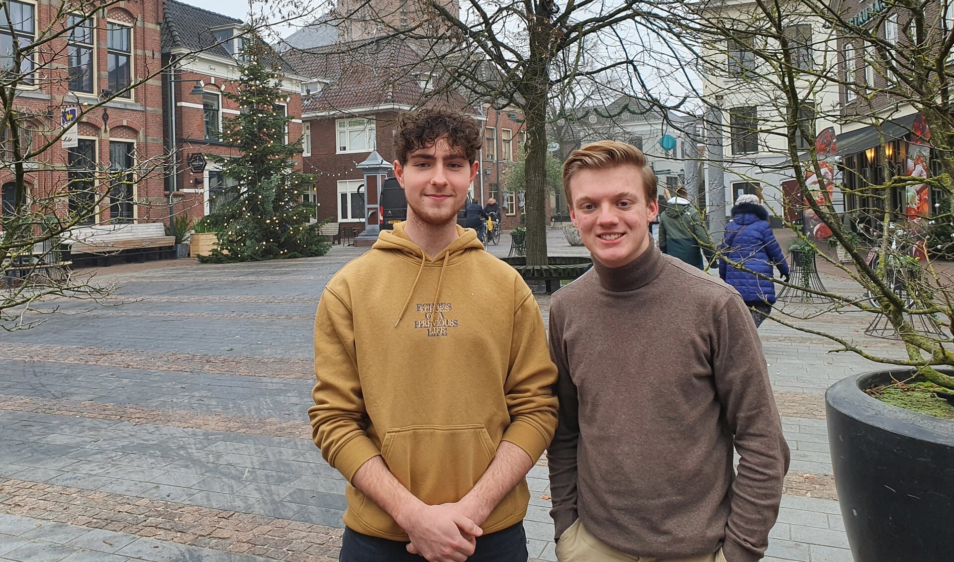 Pablo Vriezen (links) en Jip Oostendorp op de in kerstsfeer verkerende Markt in Groenlo. Foto: Henri Walterbos