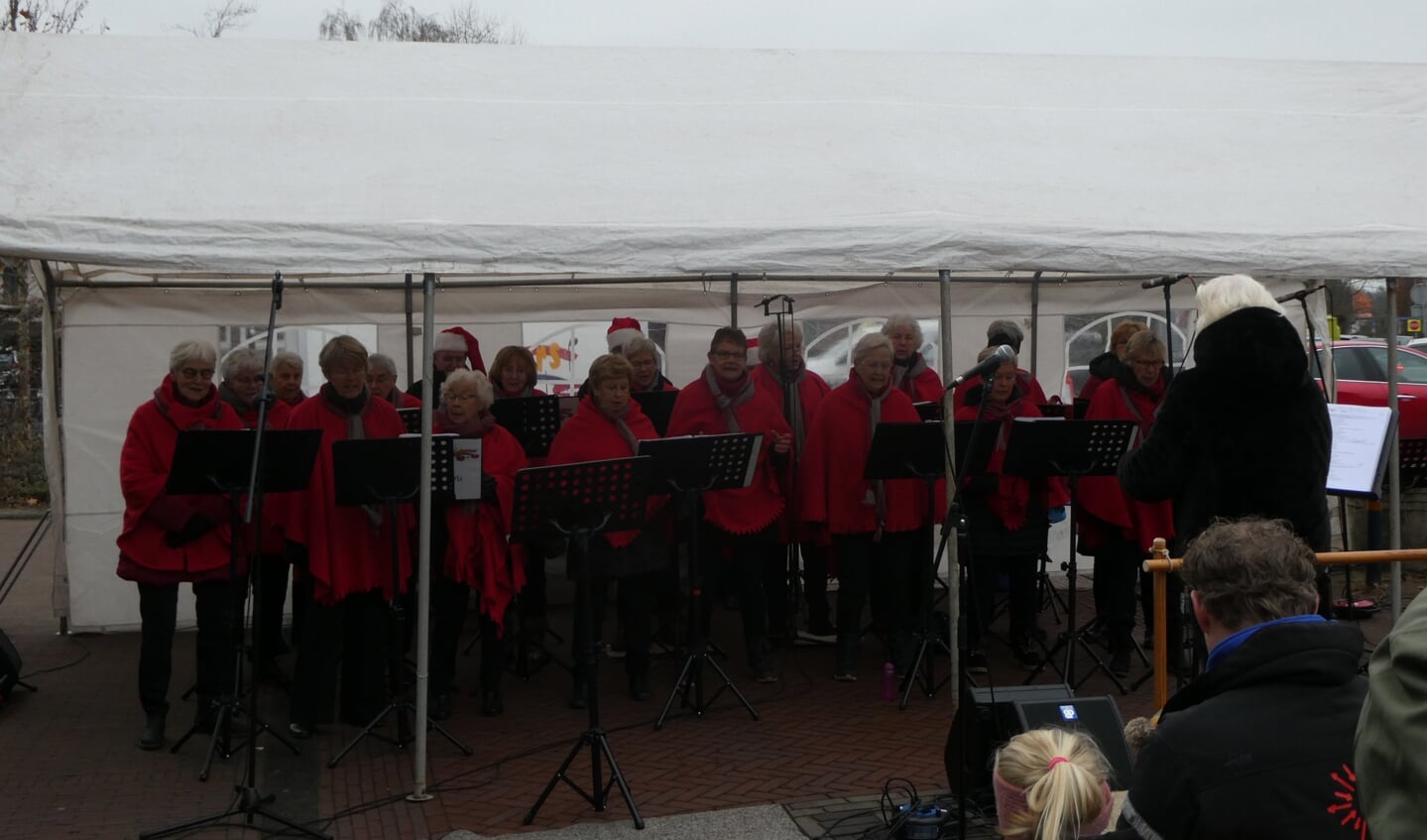 Tijdens de Reurlse Winterdag trad het koor Efkes Anders op. 