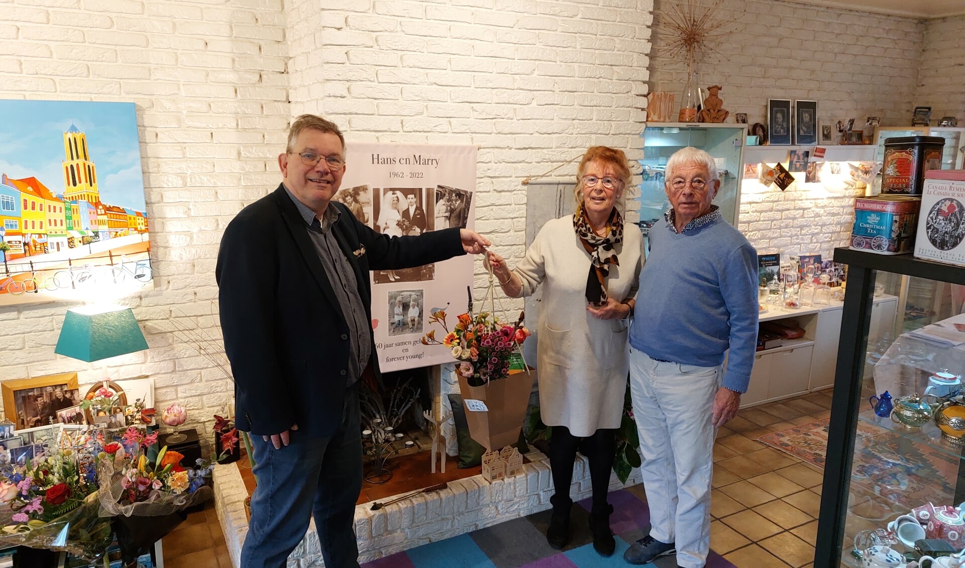 Wethouder Joop Wikkerink (links) met Marry en Hans de Boer-Sturing. Foto: Karin Stronks
