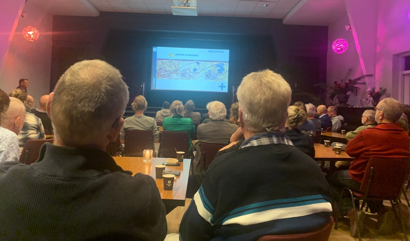 Een volle zaal in ’t Grachthuys. Foto: Jos Wessels