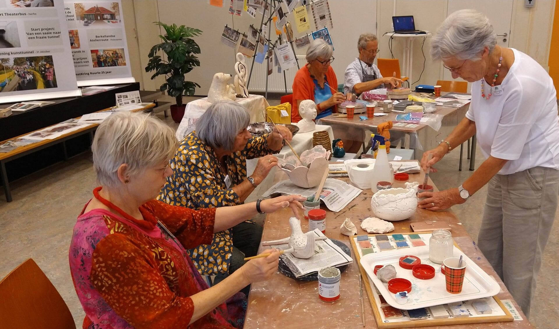 Het Open Atelier schilderen en boetseren zorgt voor inspiratie en gezelligheid. Foto: PR