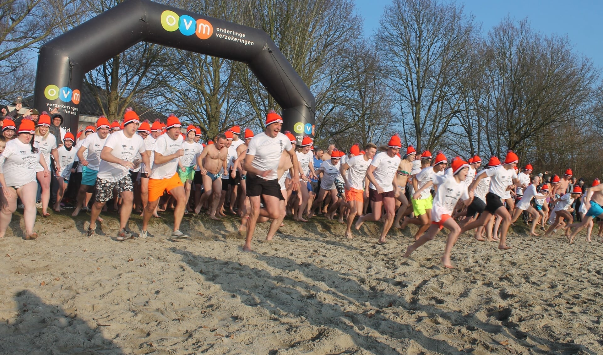 Op 1 januari rennen de stoere deelnemers weer richting het koude water van de Hambroekplas voor de Nieuwjaarsduik. Foto: PR