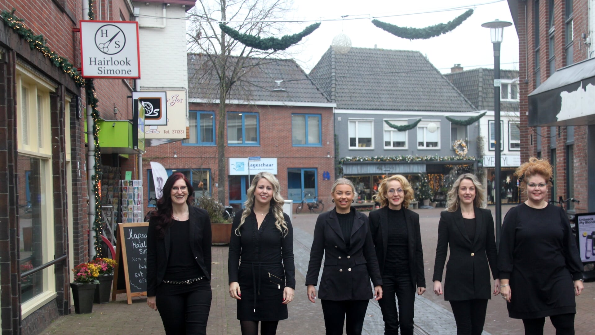 Het team van Hairlook Simone: (vlnr) Amanda, Sabrina, Celina, Simone, Chantal en Miranda. Foto: PR