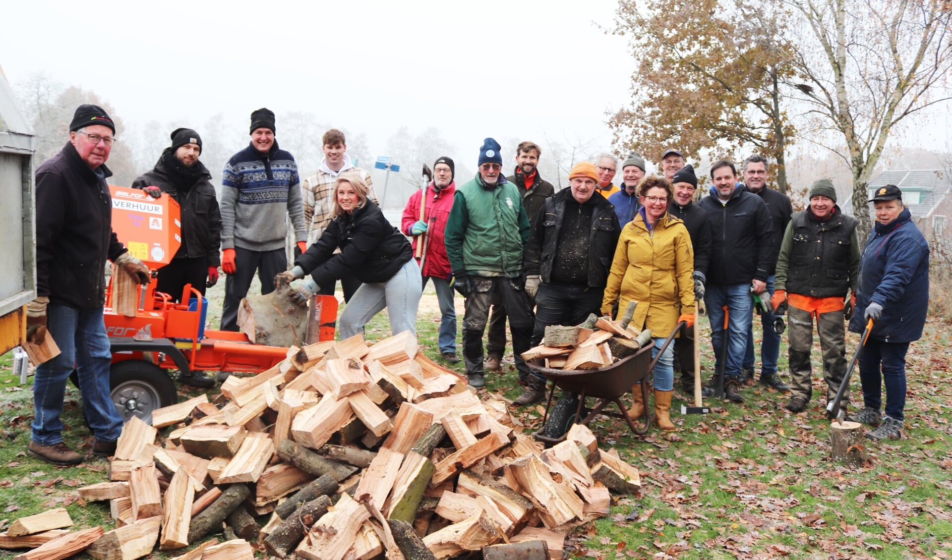 Leden van de Rotary Barchem en enkele leden van Rotary Lüner Werner waren afgelopen weekend druk aan het hout kloven. Foto: Arjen Dieperink
