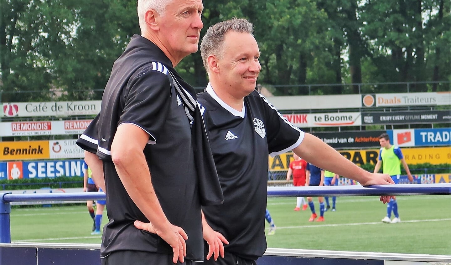 Hoofdtrainer William Krabbenborg (rechts) -staande naast assistent Jos Heutinck- vertrekt na drie seizoenen S.V. Grol naar FC Trias. Foto: Theo Huijskes