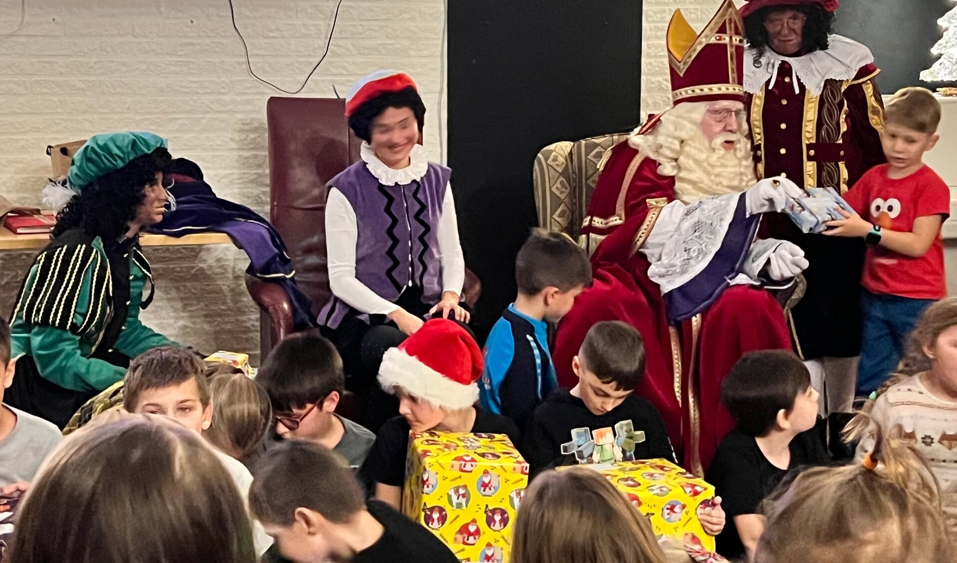 Oekraïne kinderen kregen bezoek van Sinterklaas en de Pieten. Foto: PR WUh