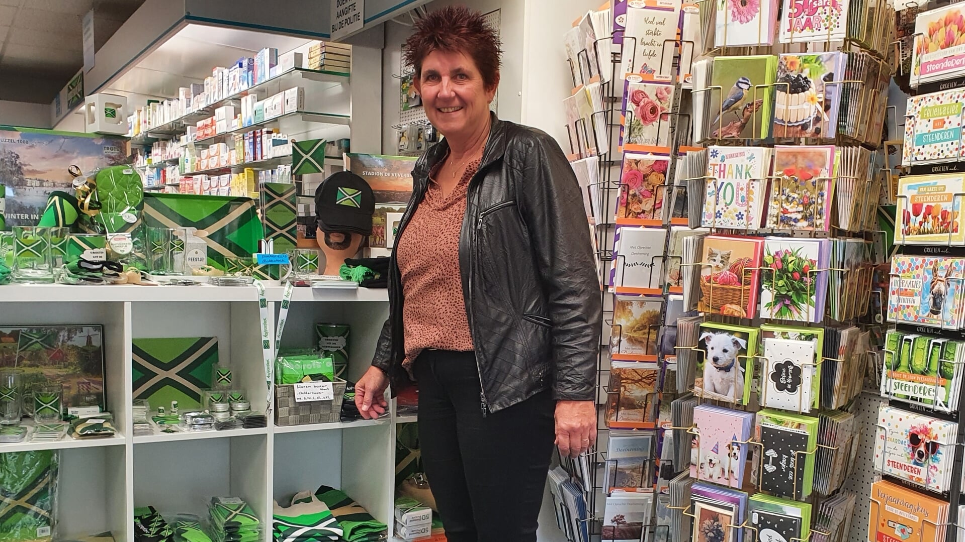 Elly Bergervoet staat al dertig jaar klaar voor haar klanten in drogisterij De Vijzel, dat naast drogisterij artikelen veel andere (cadeau)producten in het assortiment heeft. Foto: Alice Rouwhorst