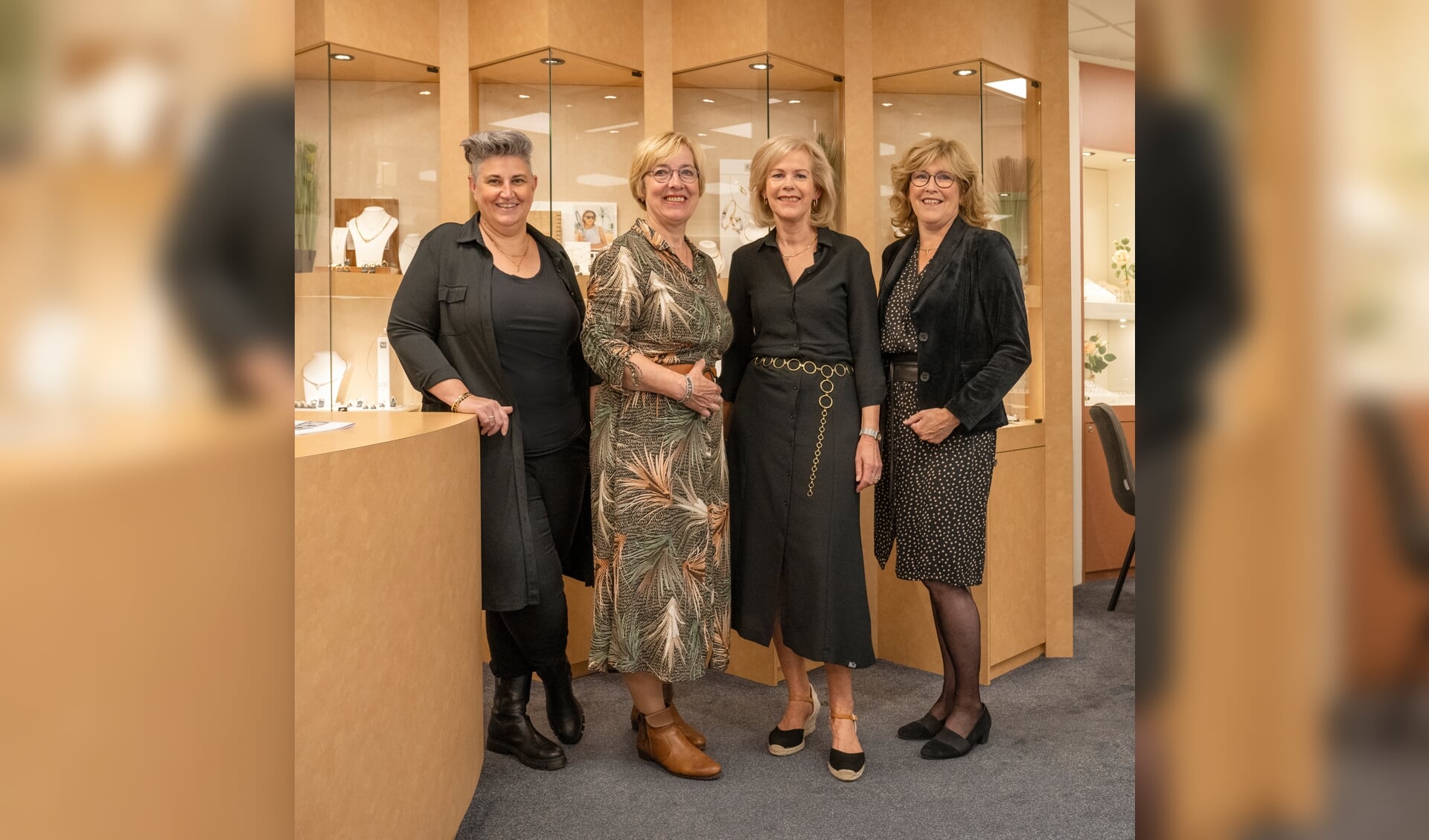 Juwelier Meerdink. Van links naar rechts: Karin Meerdink, Joke Woordes, Andrea Elferink, Ria Lubbers. Foto: PR Meerdink