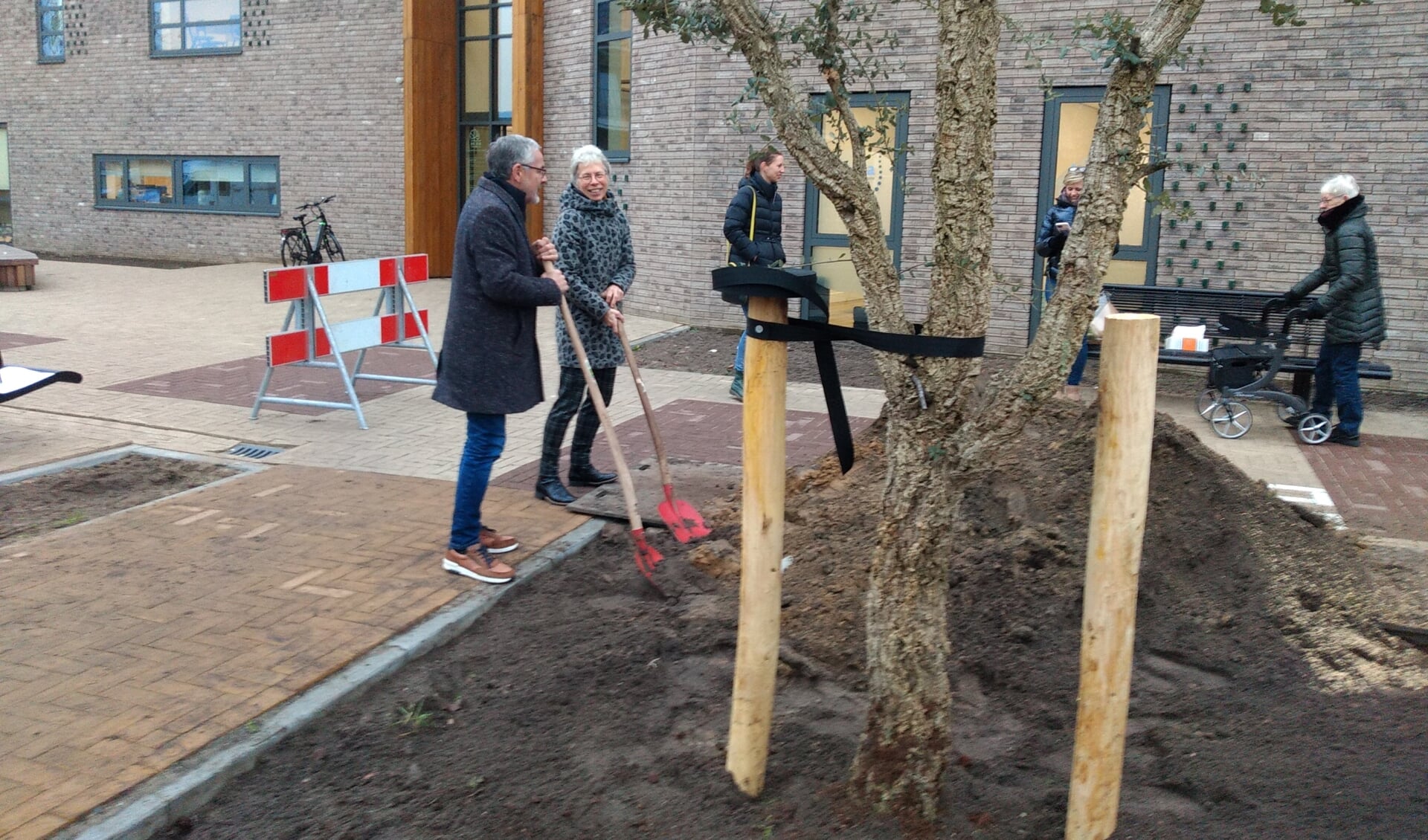 Janette Eyck-Wijn en wethouder Evert Blaauw bij de geplante kurkeik. Foto: PR