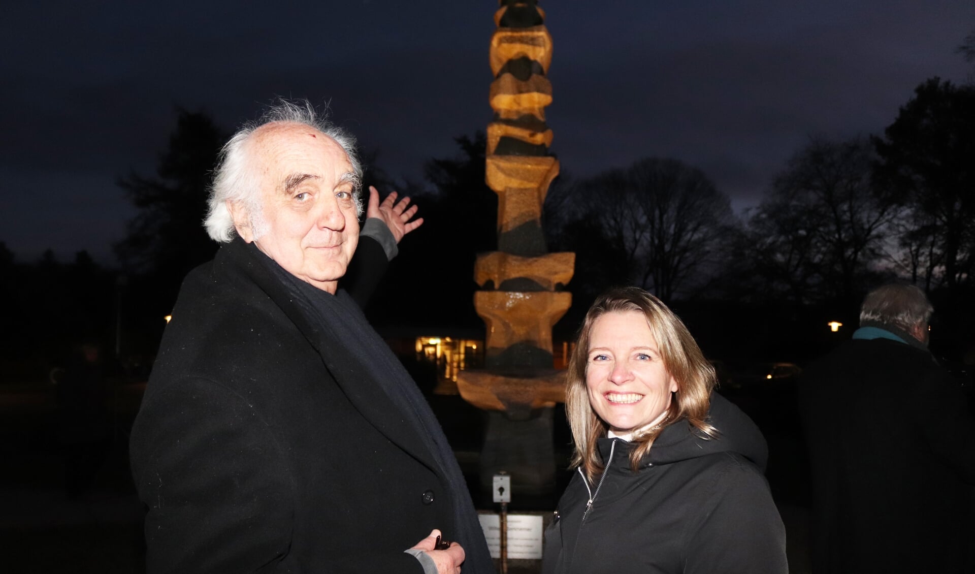 Joan Berkhemer, zoon van de kunstenaar, en wethouder Wendy Goodin poseren voor het fonteinbeeld. Foto: Arjen Dieperink