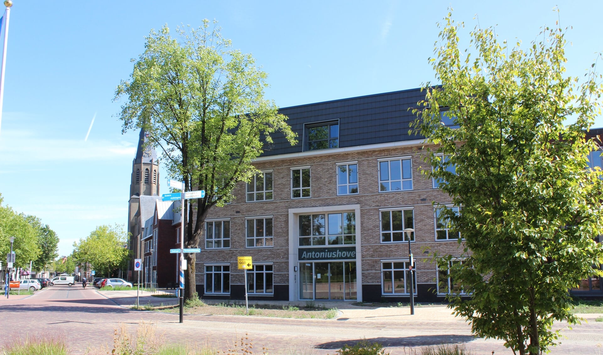 Het nieuwe woonzorg-complex Antoniushove/Rapenburgerhof bij de entree van het winkelcentrum in Lichtenvoorde. Foto: Careaz