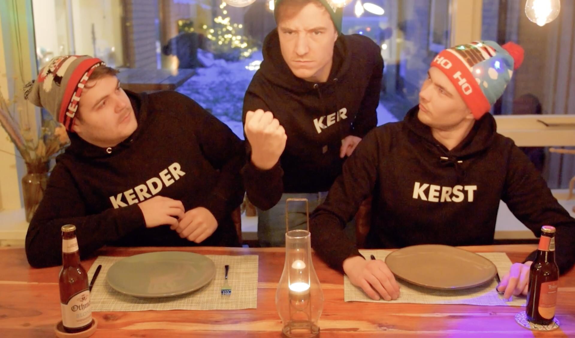 Tom Schepers, Jan Willem Kolkman en Kees Roelofsen in de clip van 'Kerstballers'.