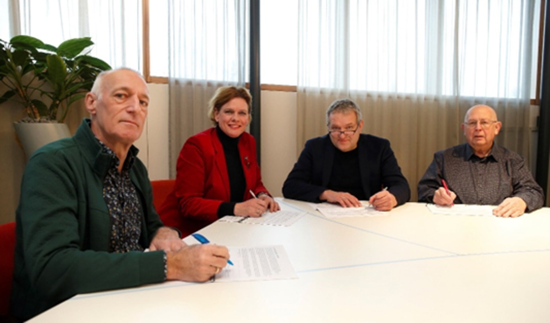 Frits Jansink, Hanke Struik, Arjen van Gijssel en Henny Timmermans (vlnr) tekenen de prestatieafspraken. Foto: PR