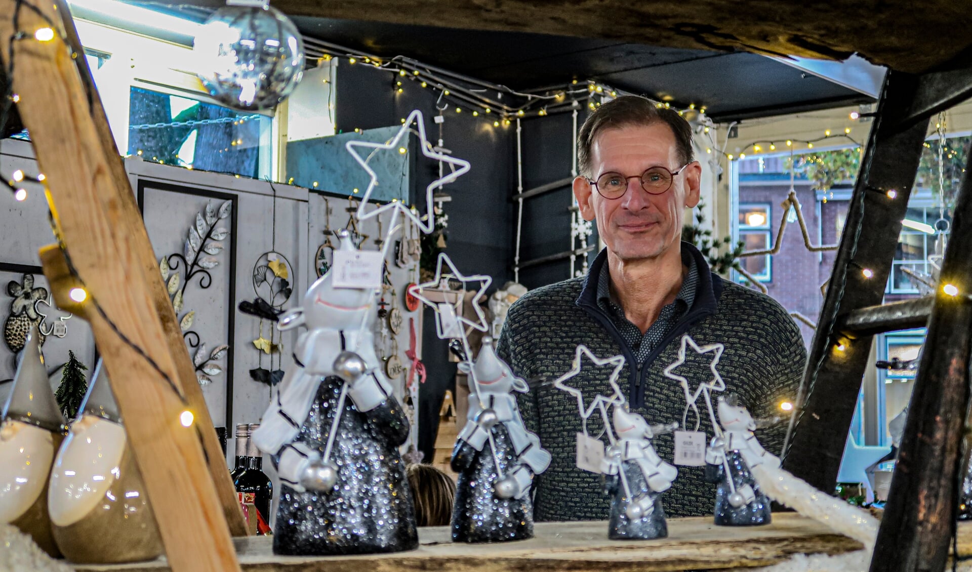Rob Rosweide (Shop Melange) is de grote initiator van de ondernemersmarkt ‘Kerst op z’n Hengels’ op zaterdag 10 december in Hengelo. Foto: Luuk Stam