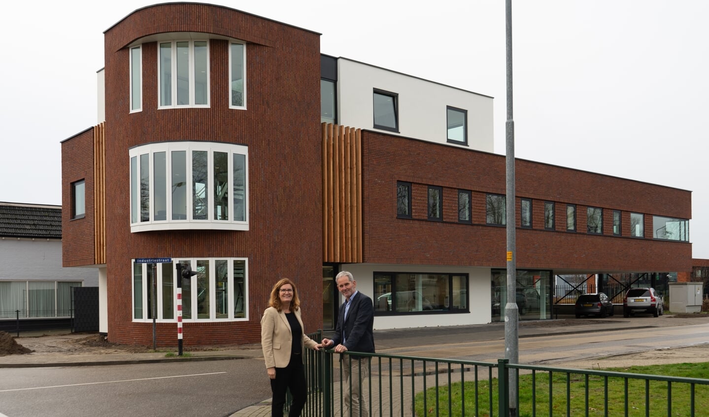 Reinie Keijzer en Bob Doornweerd bij de nieuwe OWM locatie. Foto: Te Brake Fotografie