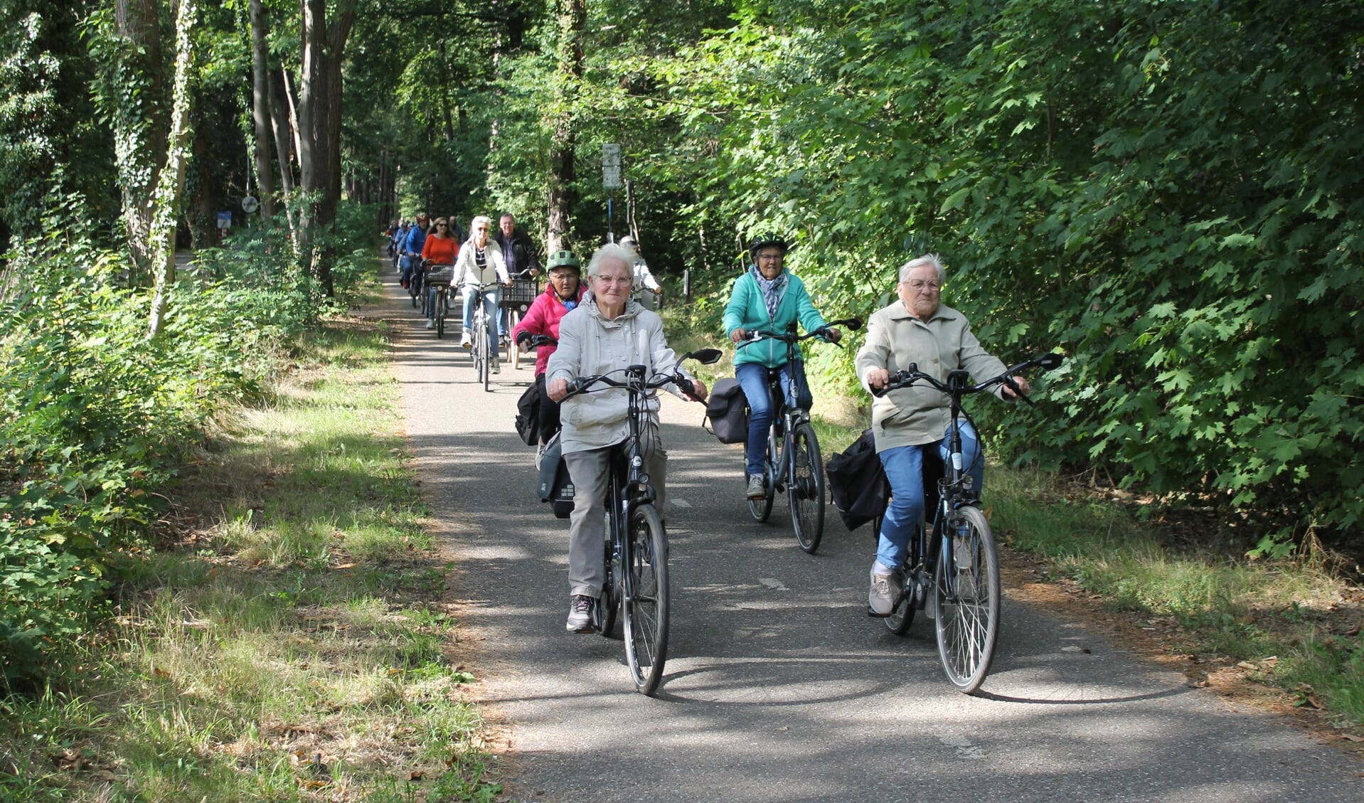 Bewegen, gezond eten en sociale contacten zorgen ervoor dat mensen beter in hun vel zitten. Foto: PR