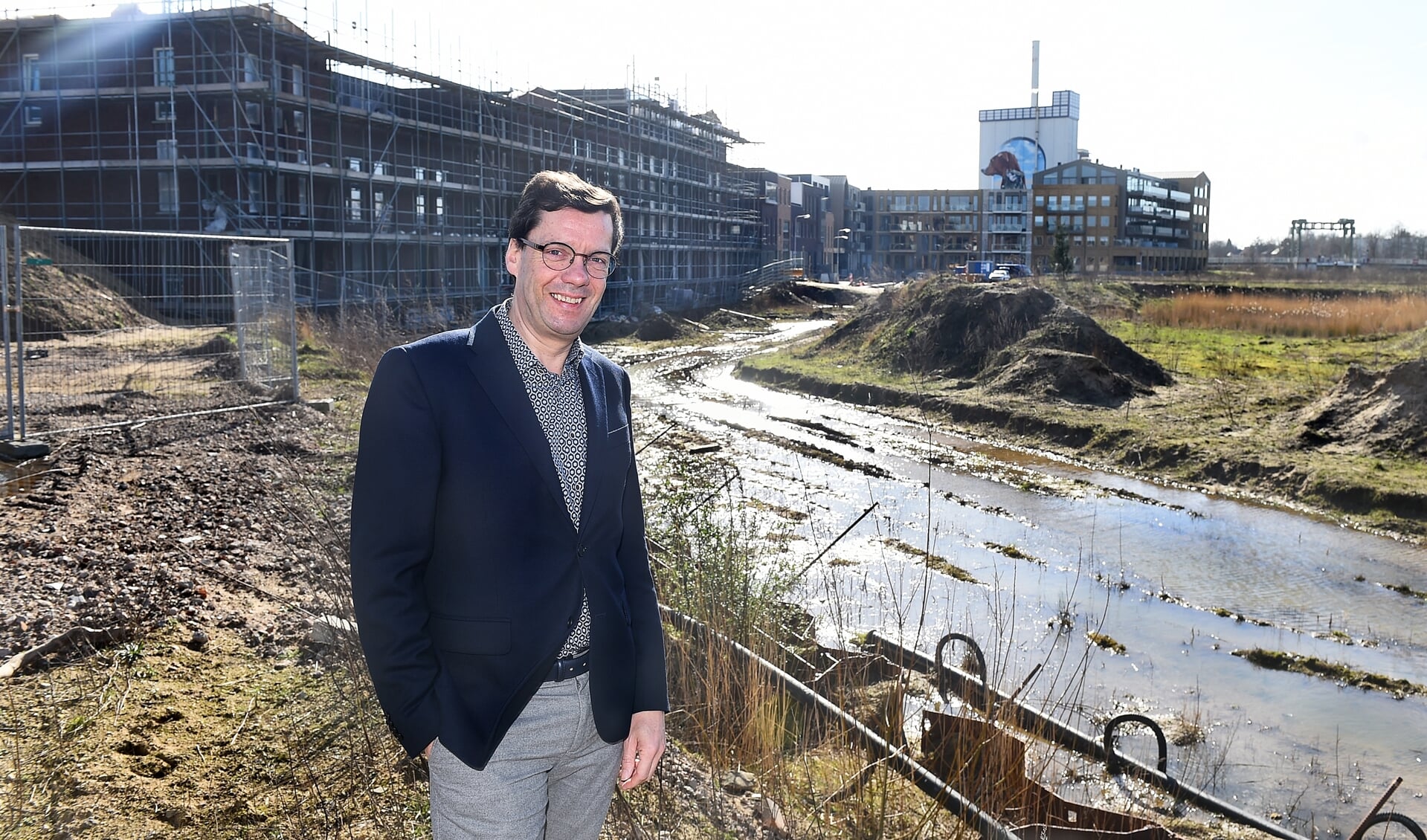 Henk Bulten bij wijk Iseldoks: “Een plan waar we acht jaar mee bezig zijn geweest wordt nu gerealiseerd.” Foto: Roel Kleinpenning
 