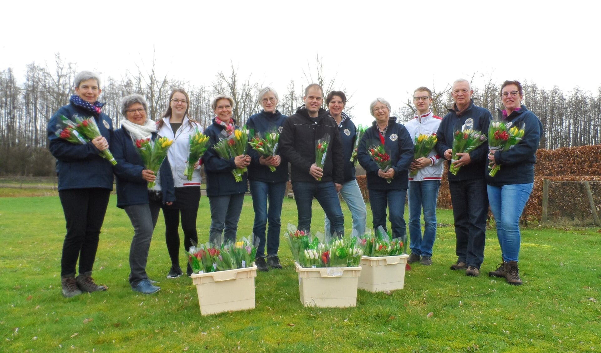 Leden van de Lionsclub gaat weer aan de deur tulpen verkopen. Foto: Lionsclub Bronckhorst